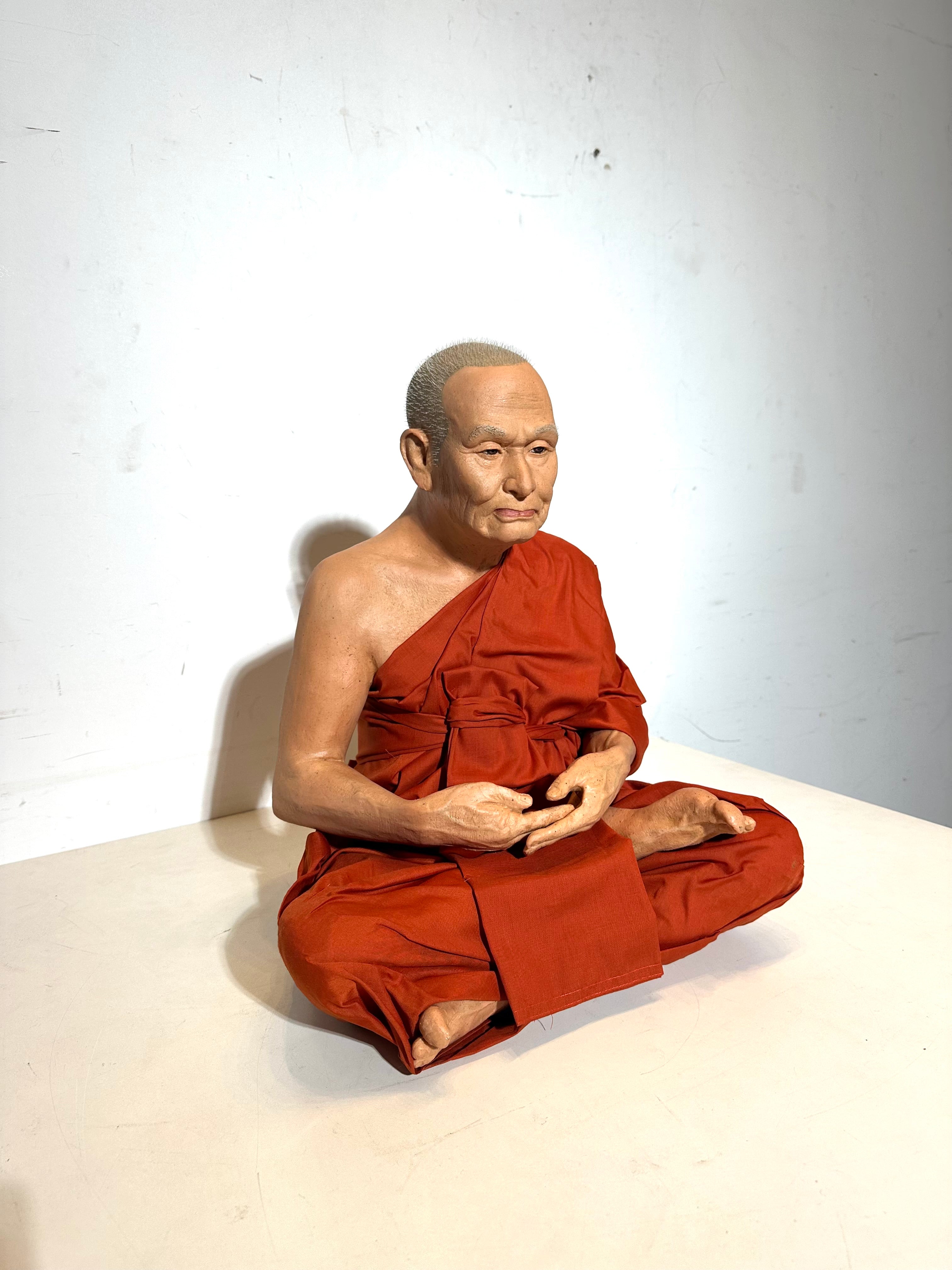 Sculpture plus vraie que nature d'un bouddhiste