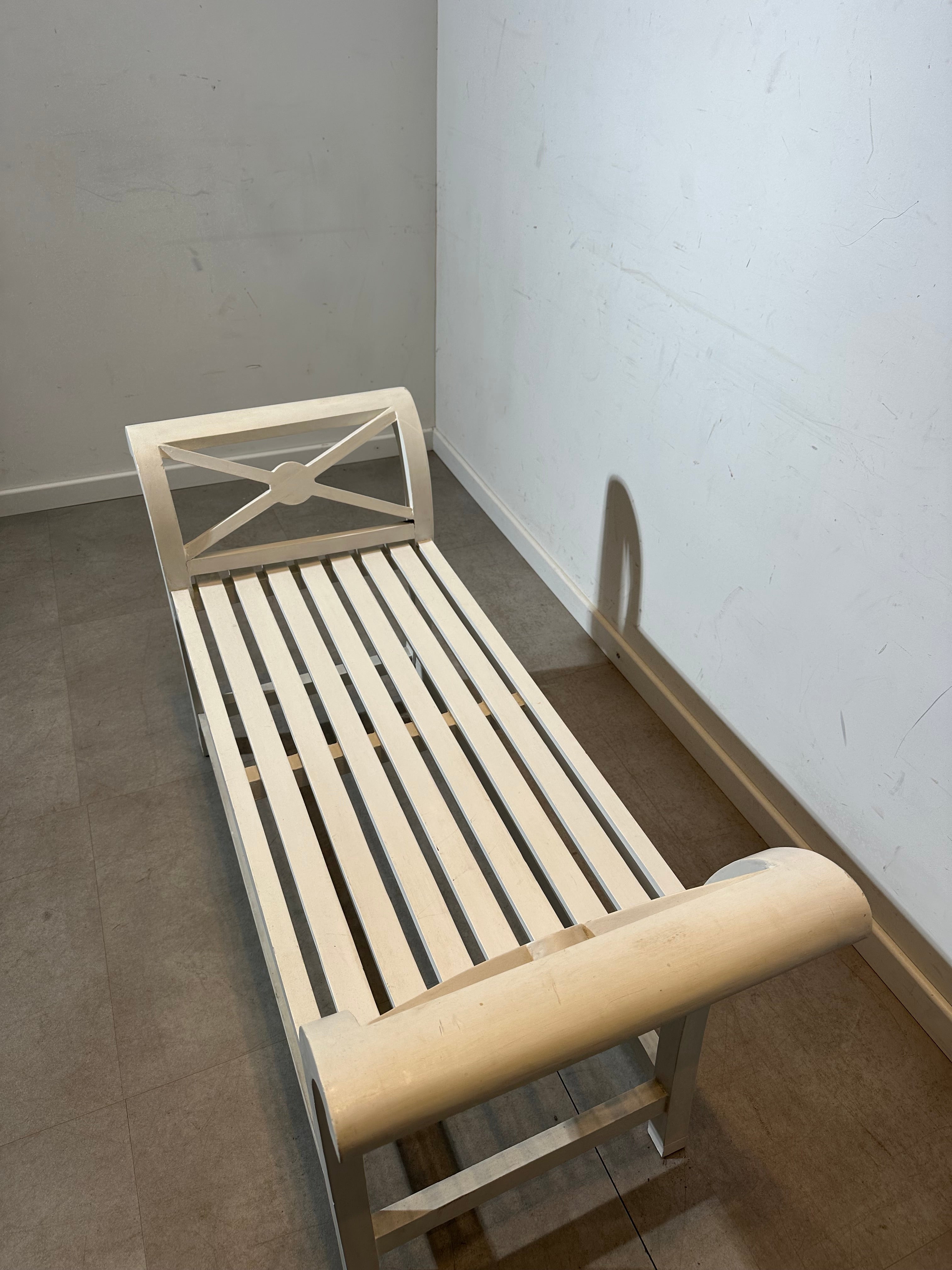 Banc en bois peint en blanc