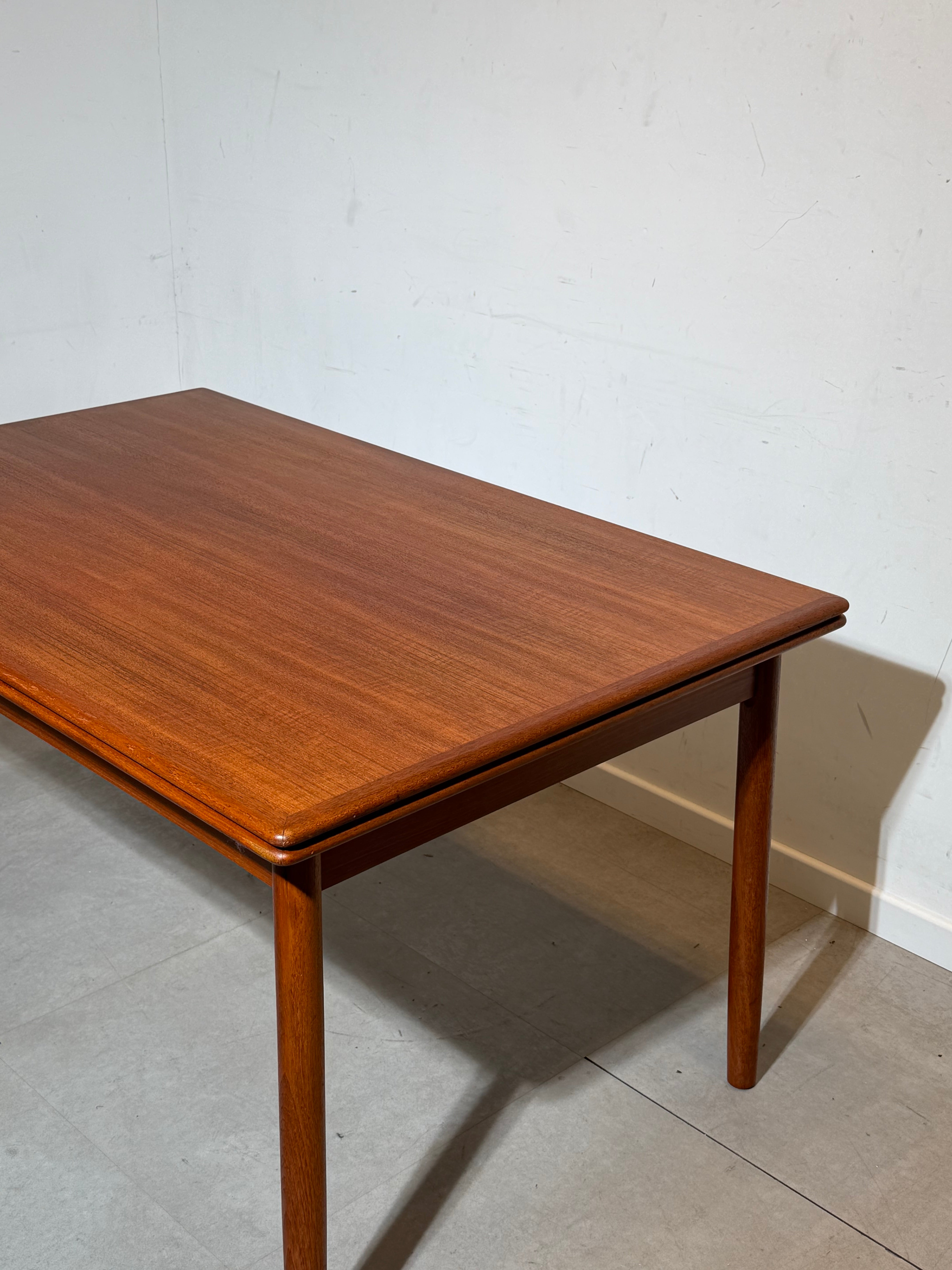 Vintage Extendable Rectangular Teak Dining Table – Mid-Century Modern