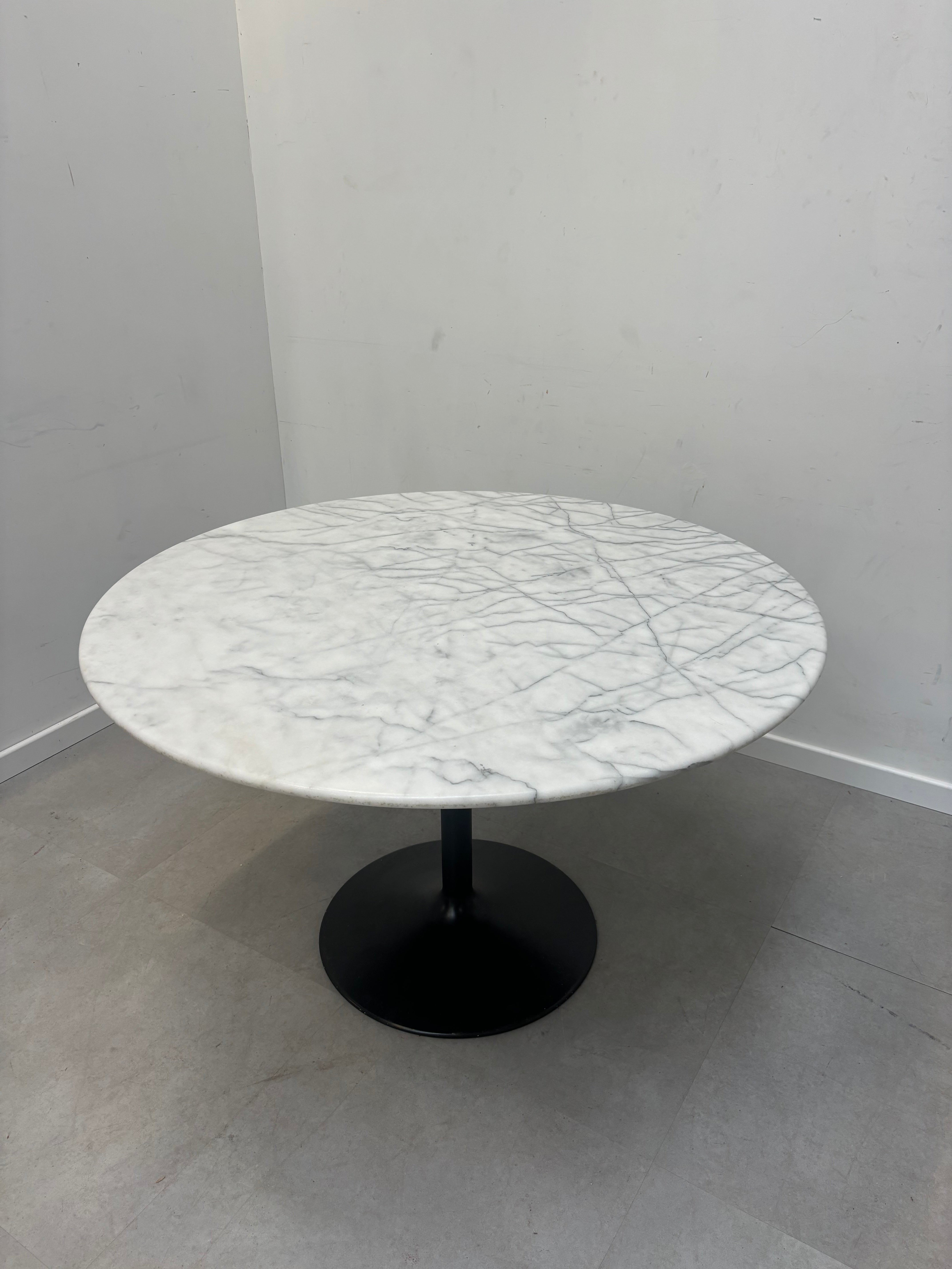 Round marble tulip table