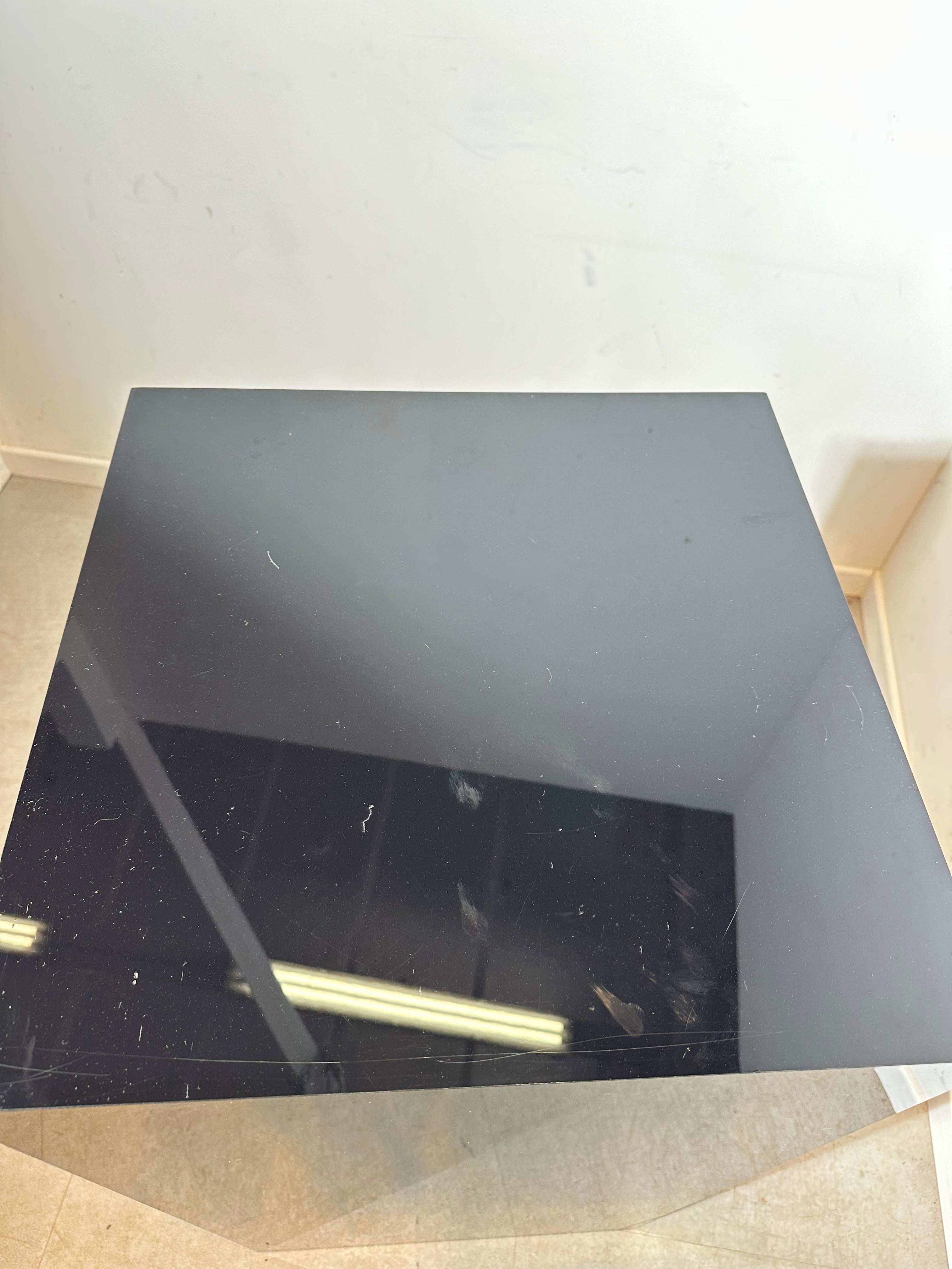 Socle d'exposition noir brillant de Solits