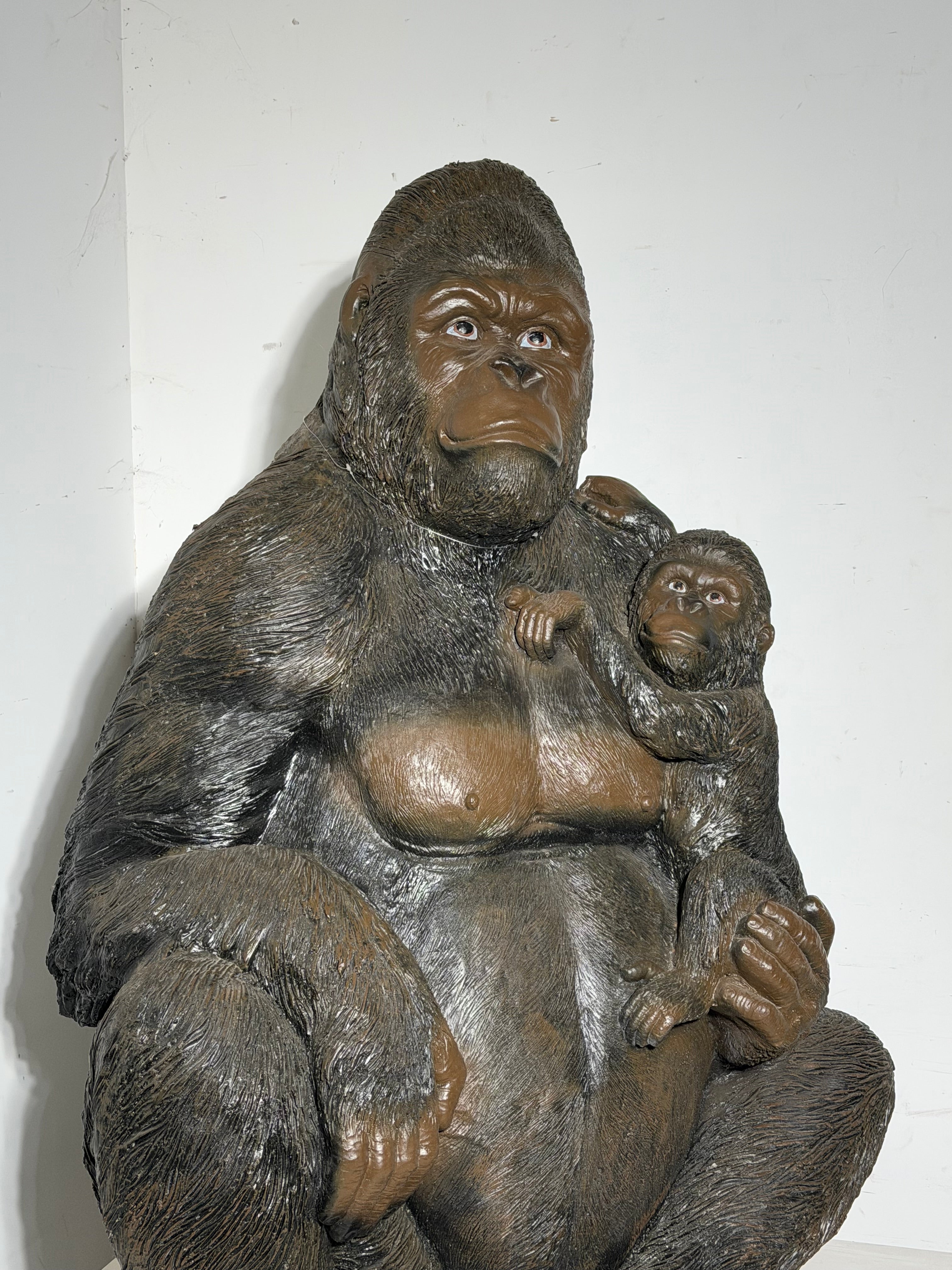 Gorilla Sculpture with Baby – Large Decorative Animal Statue – 120 × 90 cm