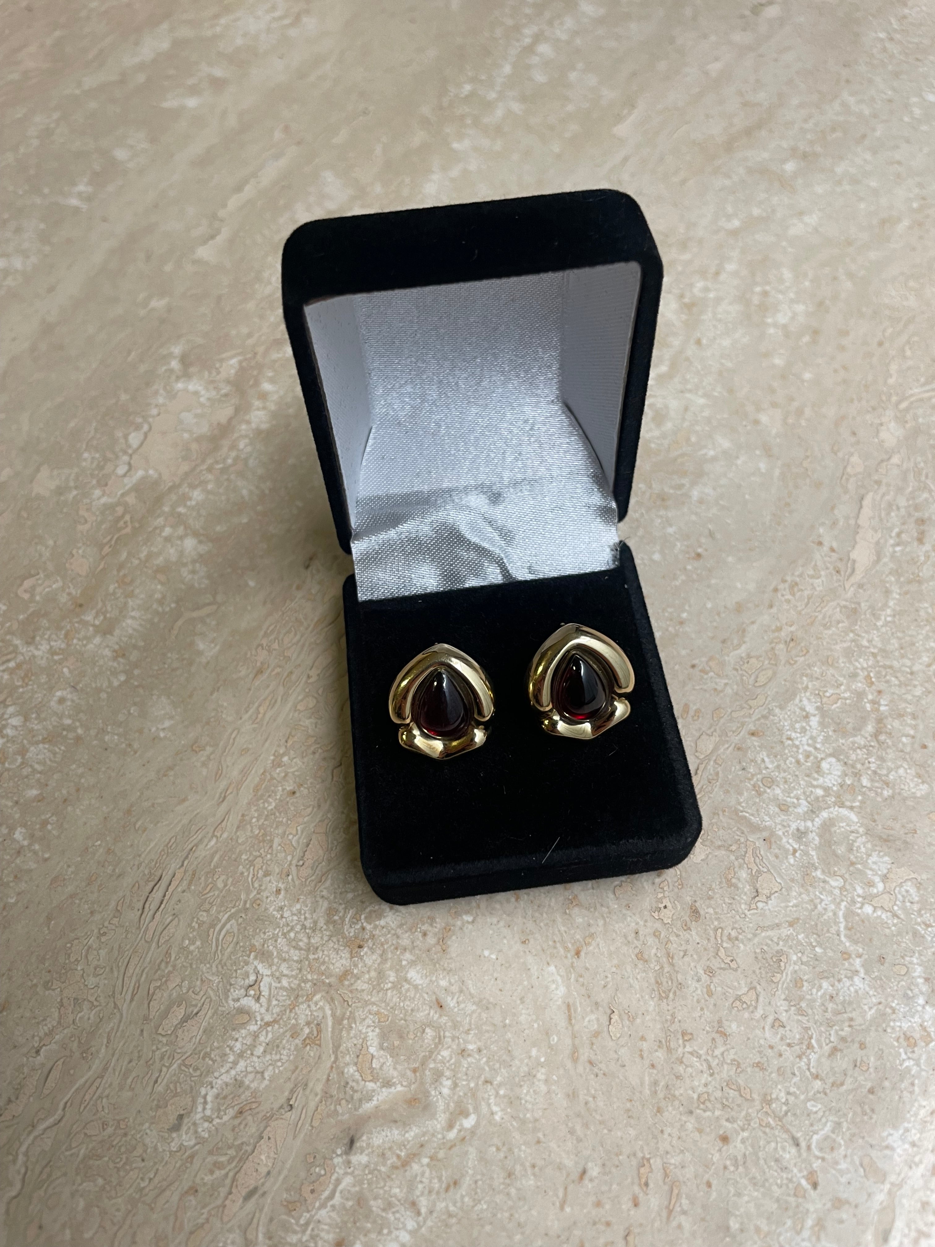 Boucles d'oreilles en or jaune 18 carats avec pierre de granit