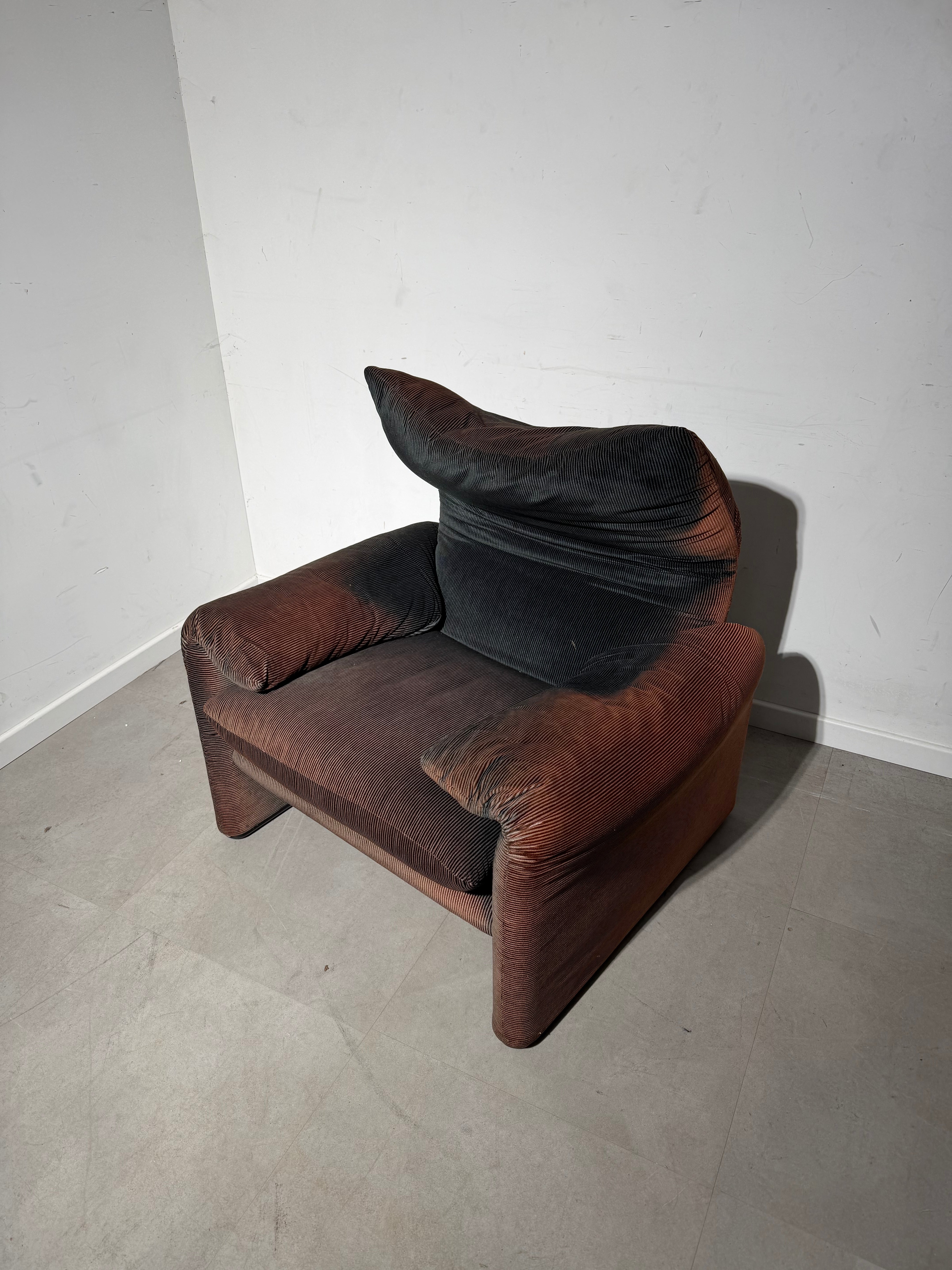 Cassina “Maralunga” One-Seater – Iconic Design with Sun-Kissed Patina
