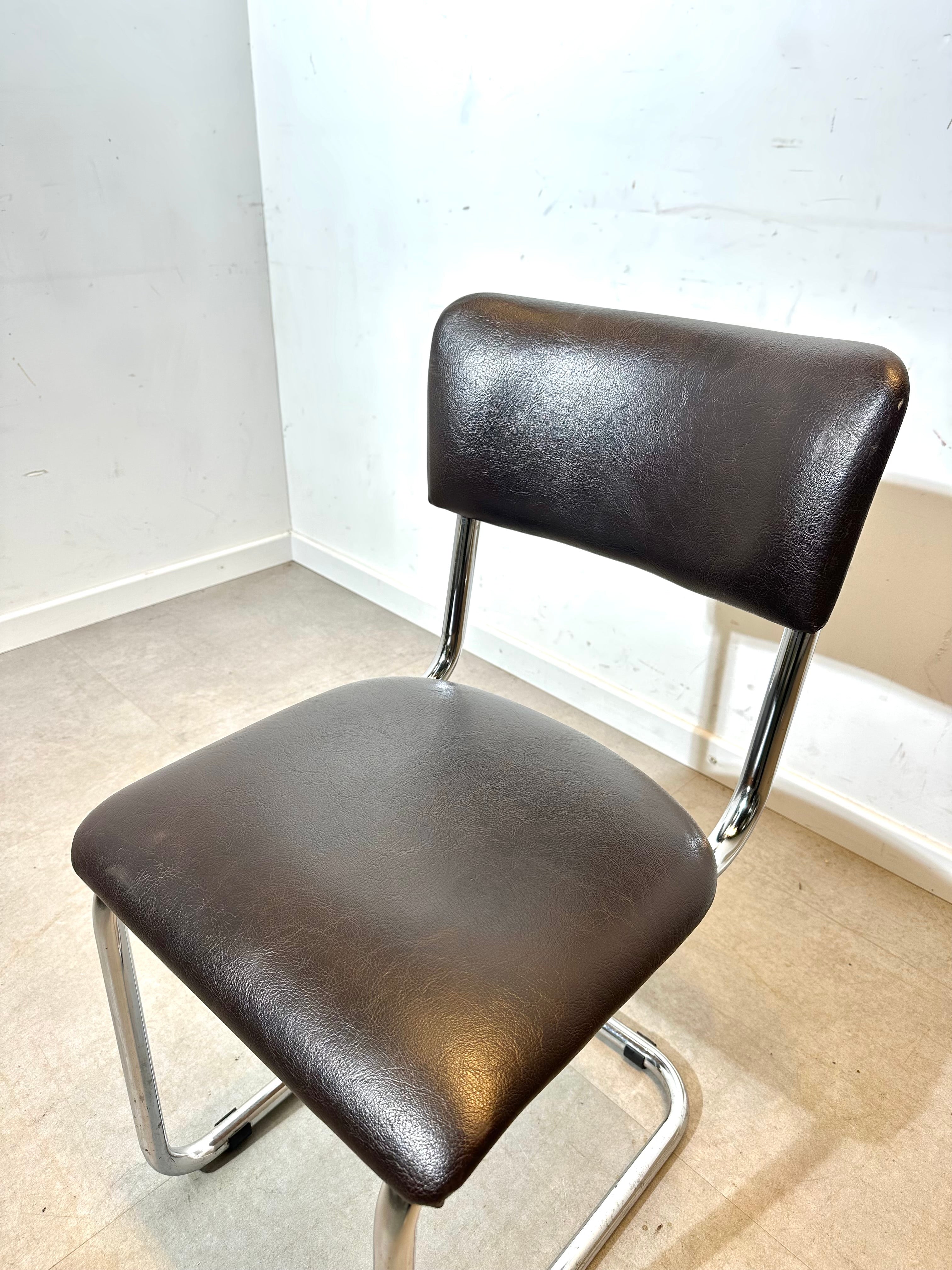 Fauteuil cantilever Tubax en similicuir marron