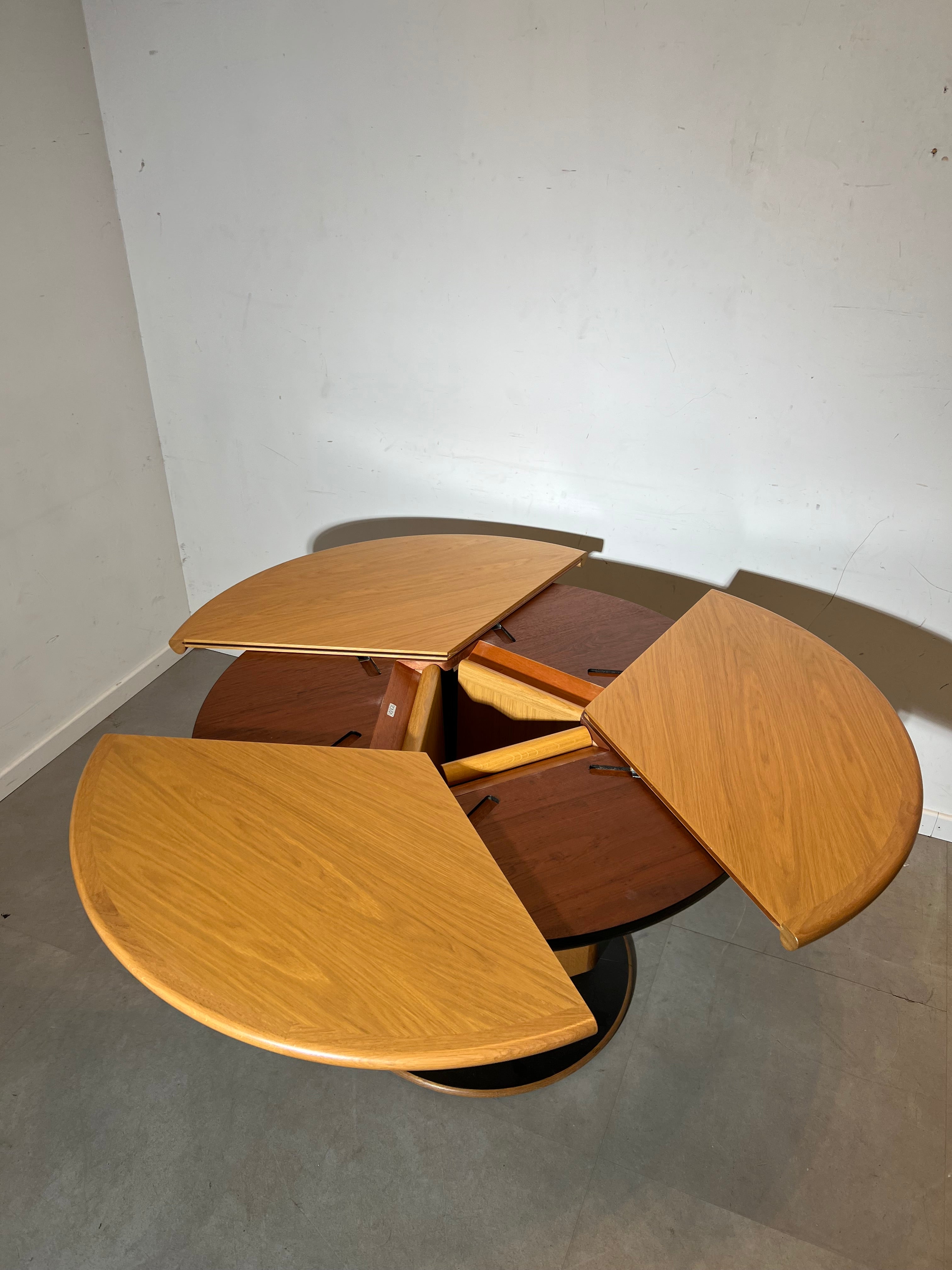 Vanda Watervliet Round Extendable Dining Table