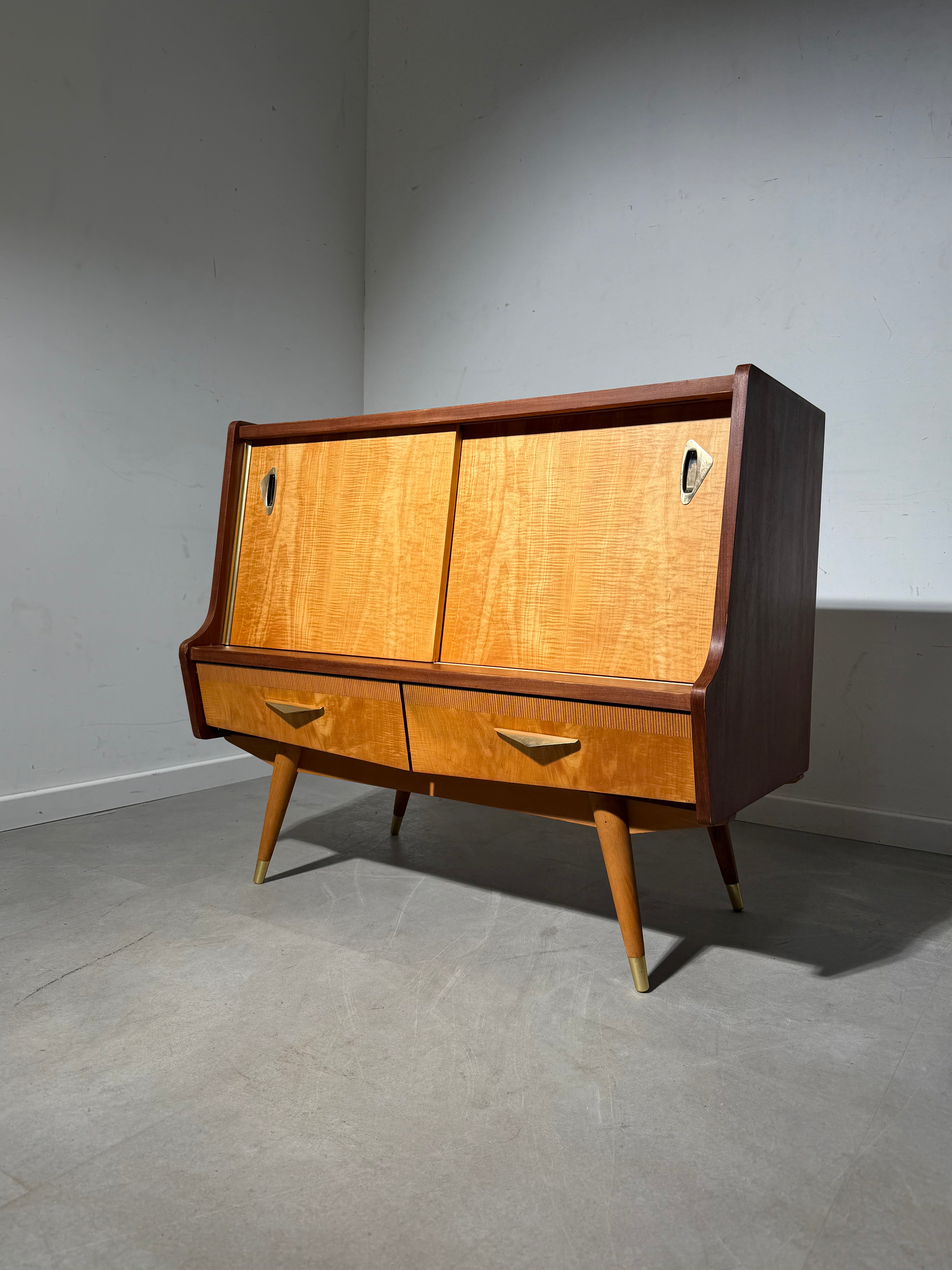 Vintage Rockabilly Sideboard – 1950s Mid-Century Cabinet – Two-Tone Wood – 101 x 90 x 52 cm