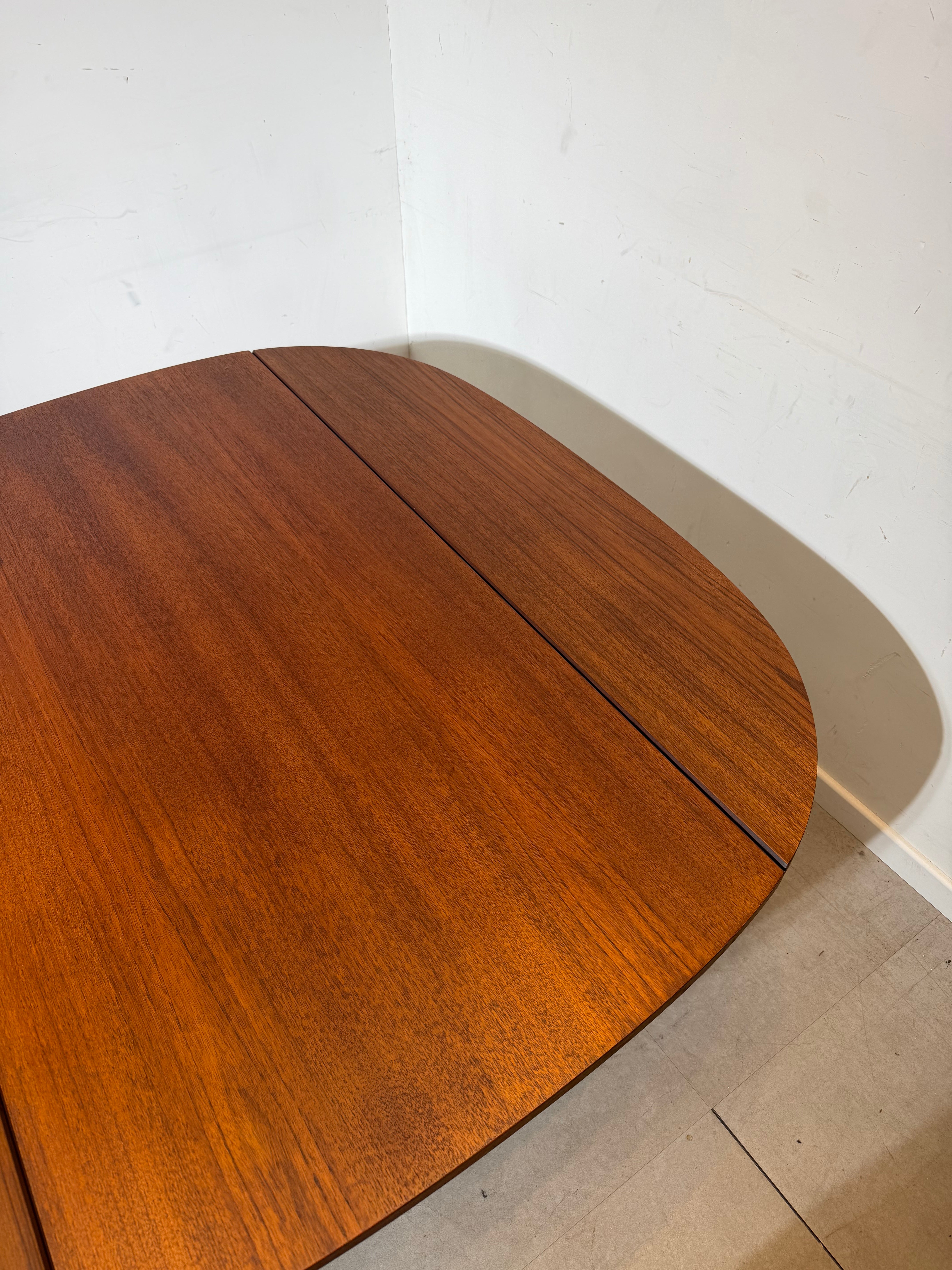 Elliotts of Newbury Extendable Teak Dining Table – Mid-Century Modern (1960s)