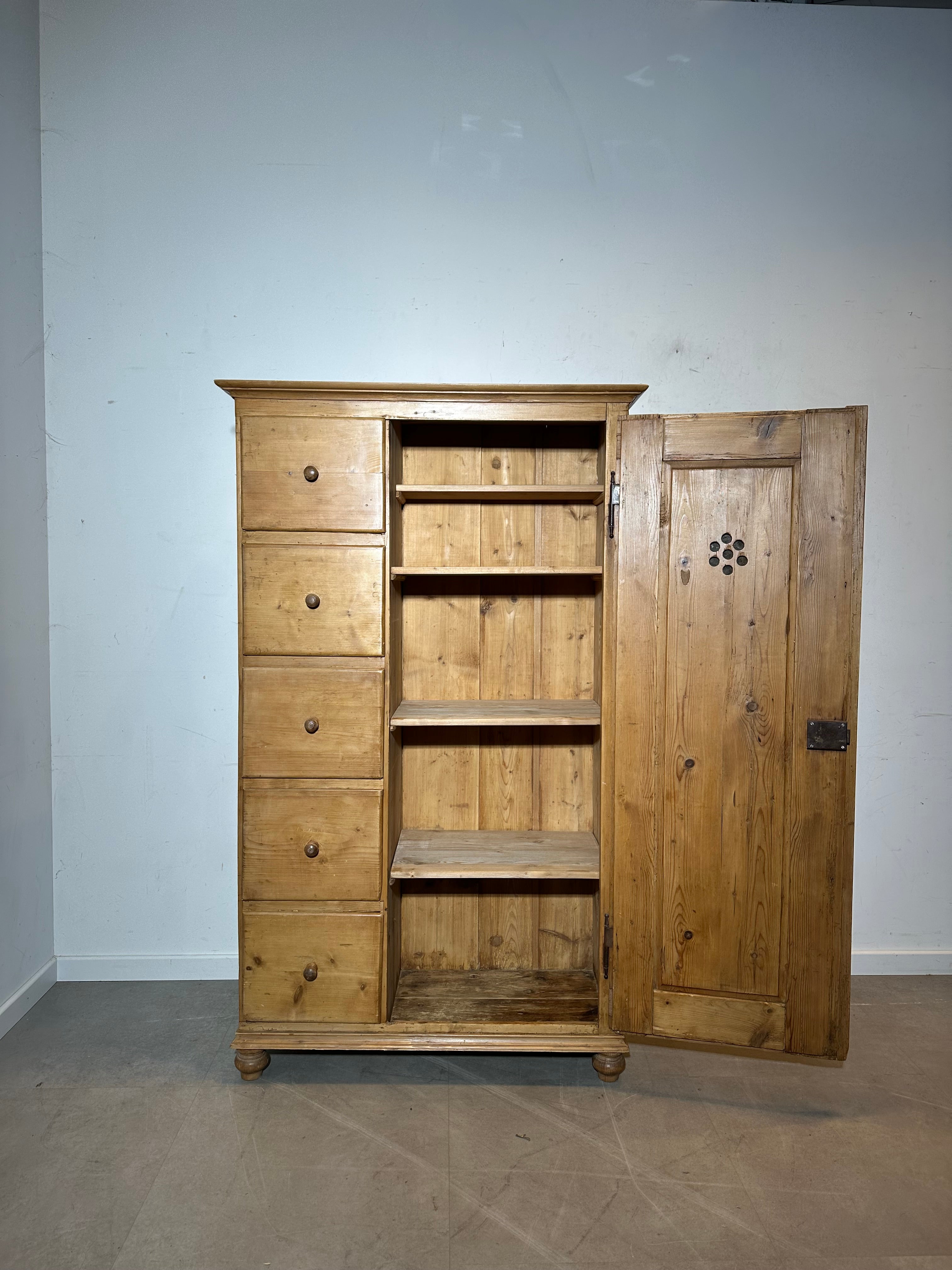 Armoire ancienne en pin