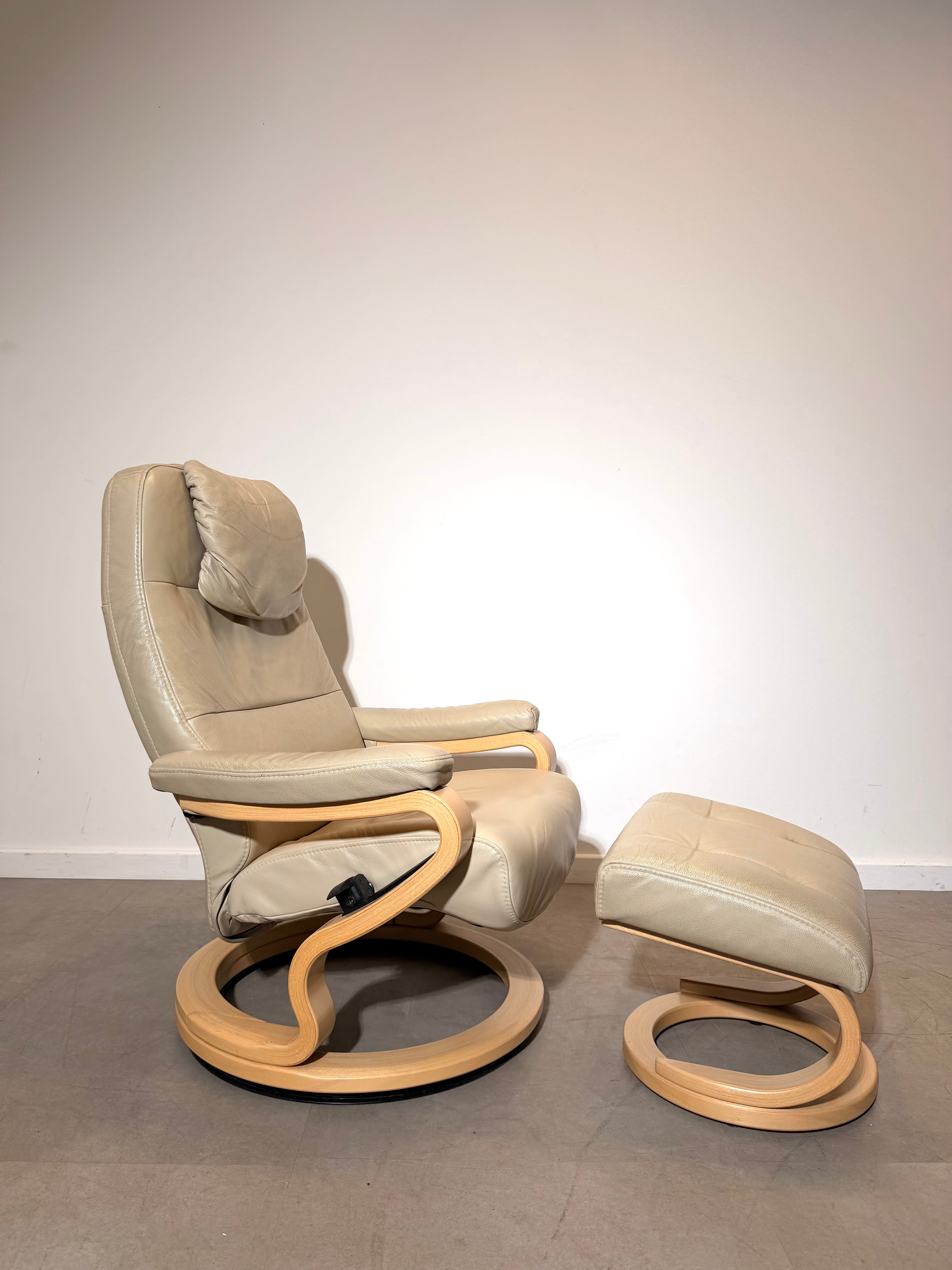Himolla Recliner Lounge Chair with Ottoman