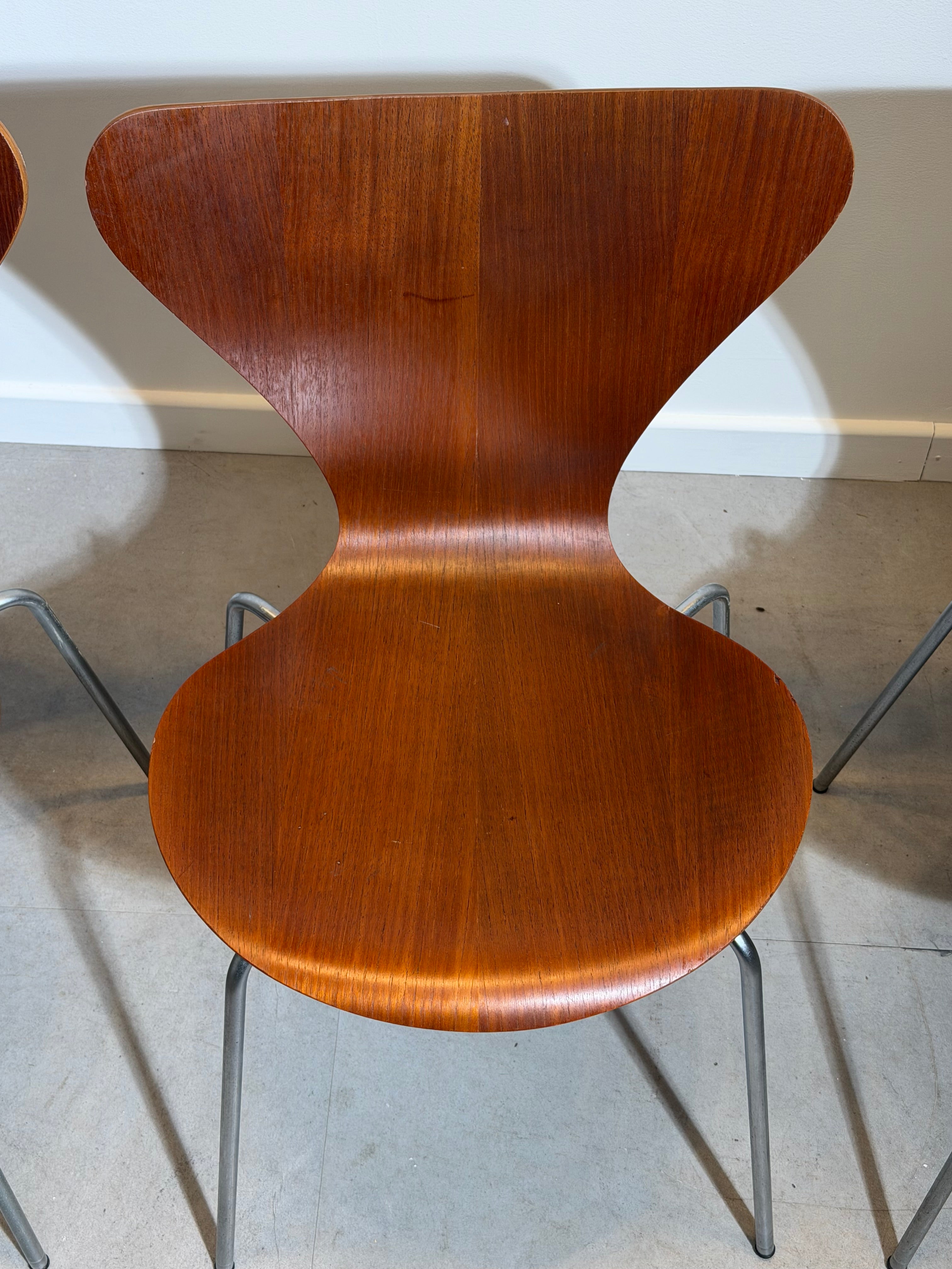 Set of Four Vintage Fritz Hansen Series 7 Dining Chairs – Teak Veneer – Arne Jacobsen – 1969