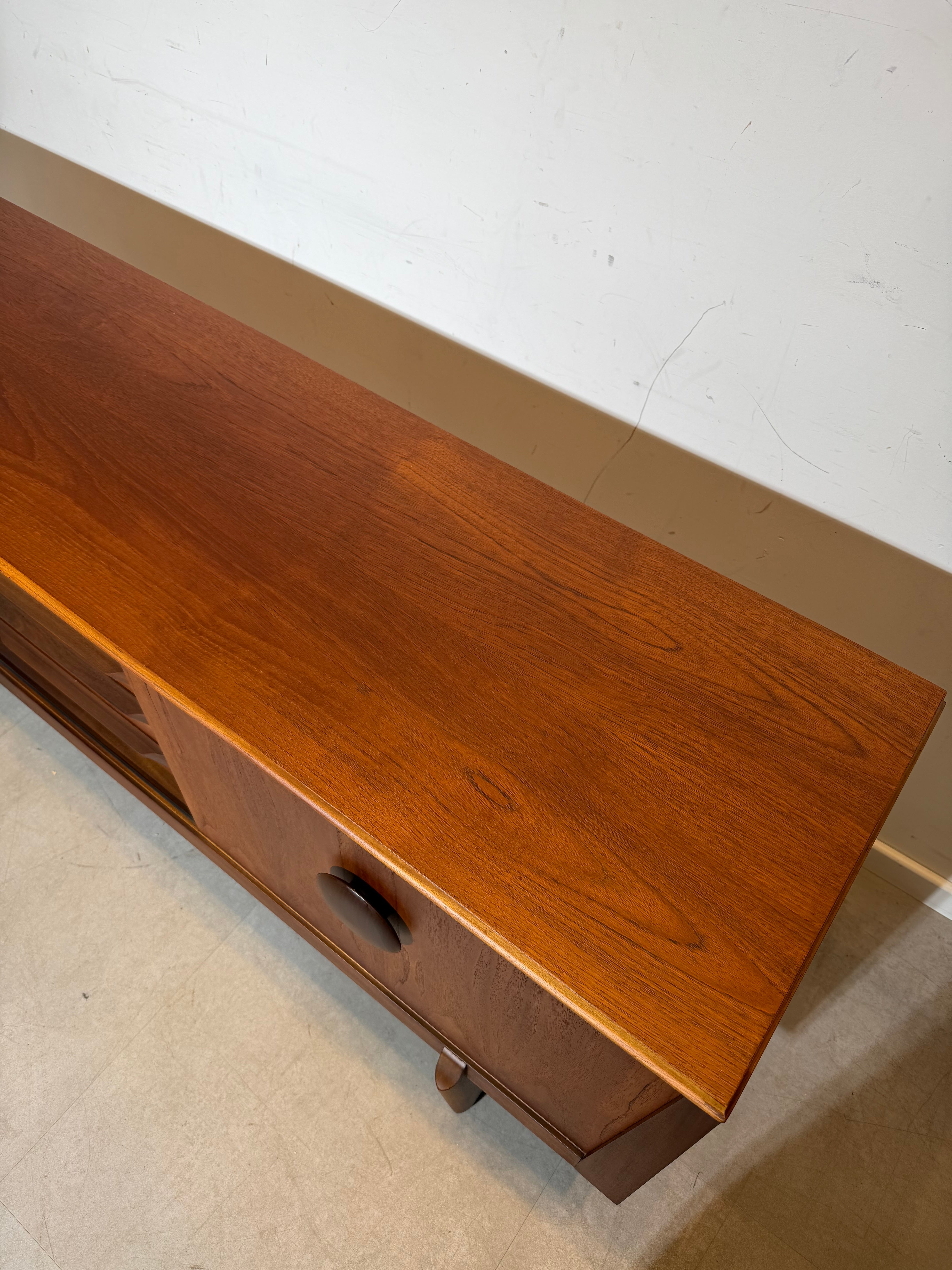 Buffet en teck Elliotts of Newbury – Style moderne du milieu du siècle (Royaume-Uni, années 1960)