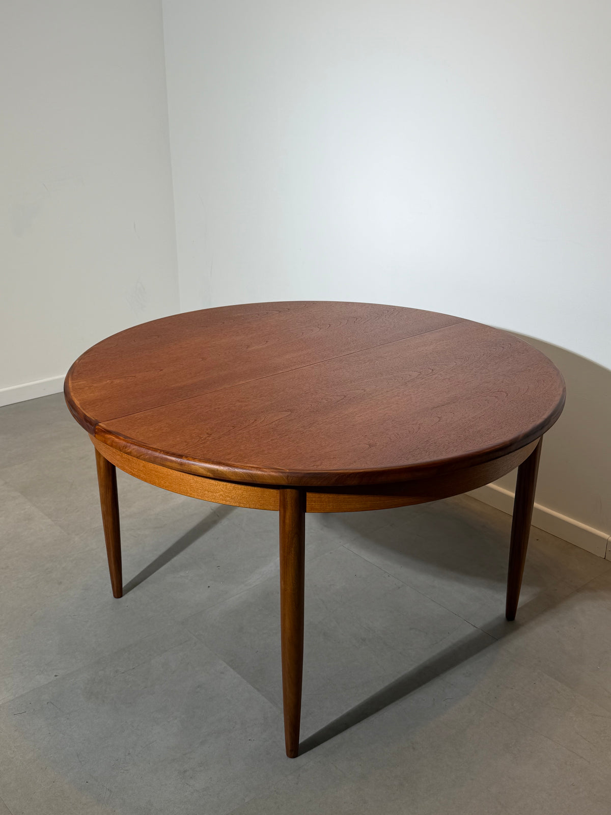 Table à manger ronde extensible G-Plan en teck