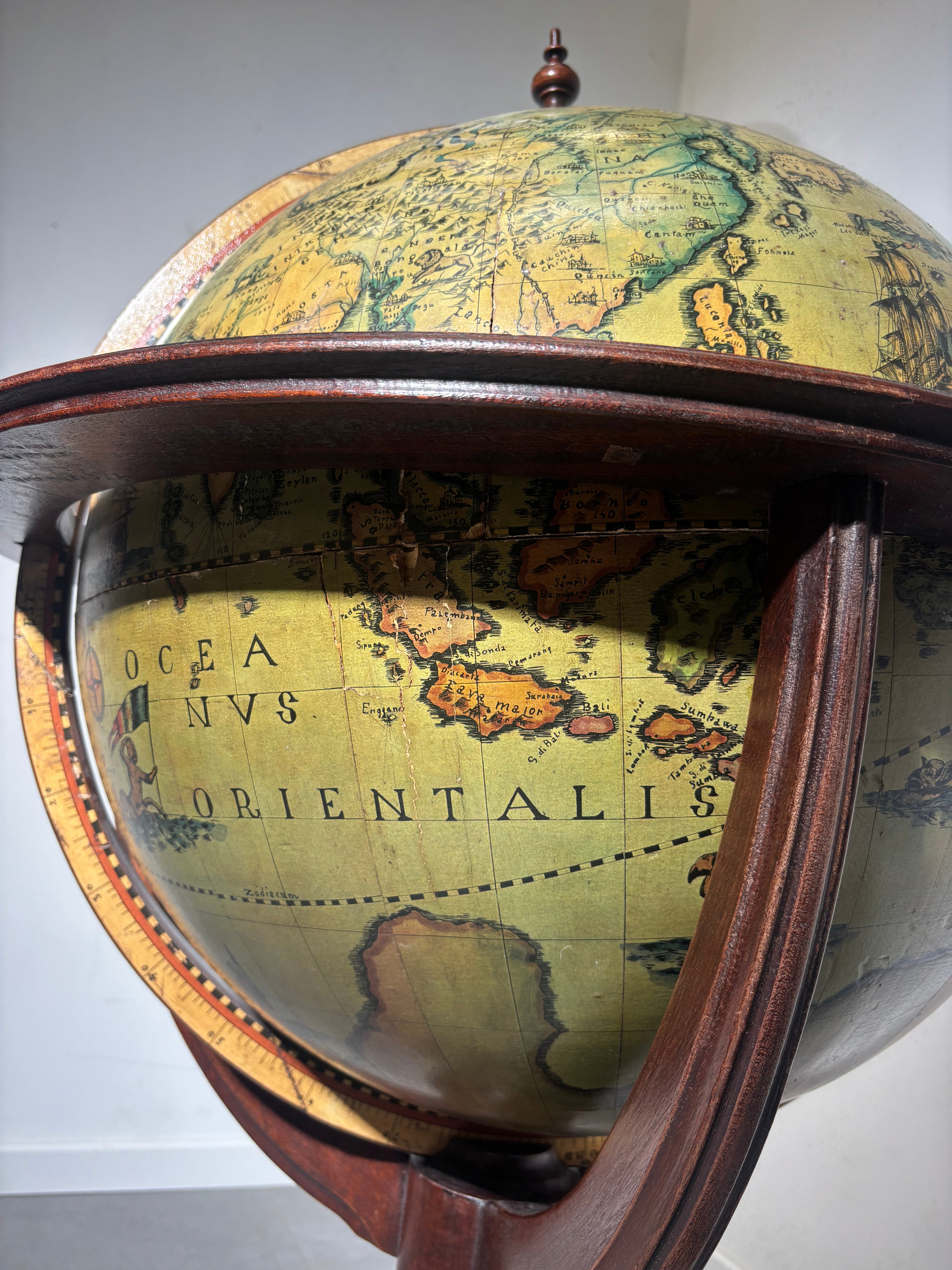 Aardse bibliotheekbol op sokkel