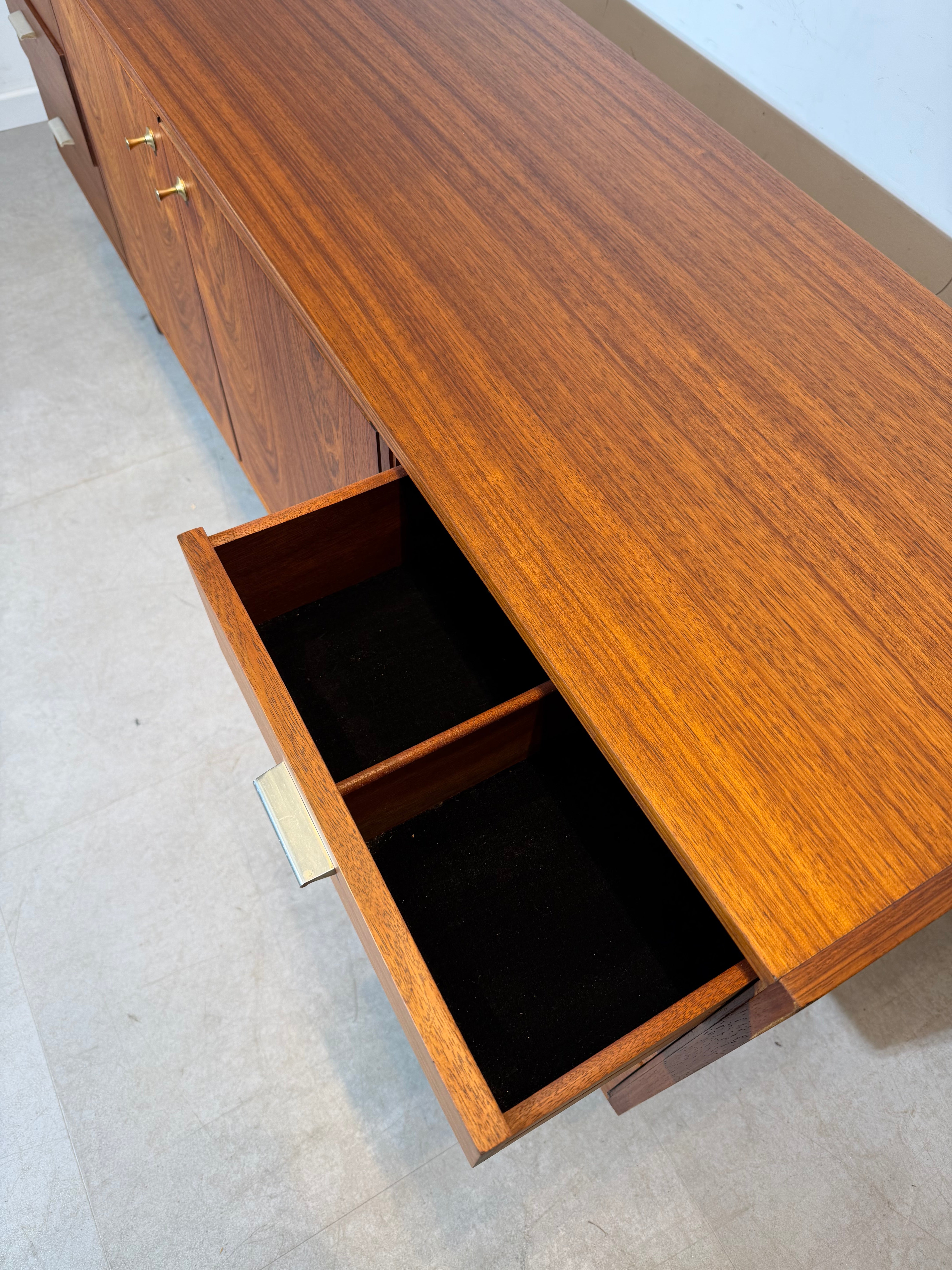 Buffet scandinave en palissandre et teck, style milieu du XXe siècle (années 1960).