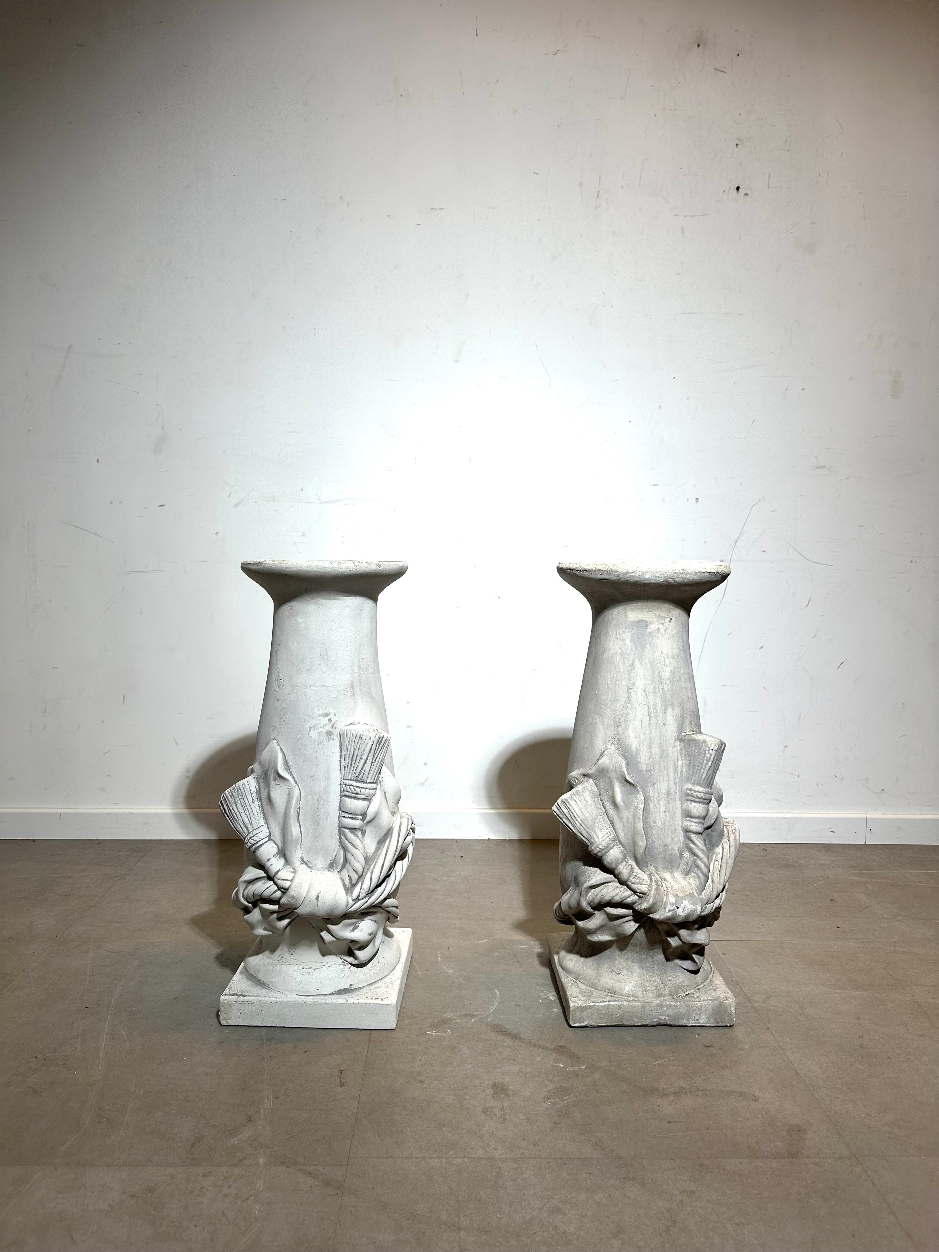 Colonne à piédestal sculpturale de grande taille – Motif classique de corde et de torche