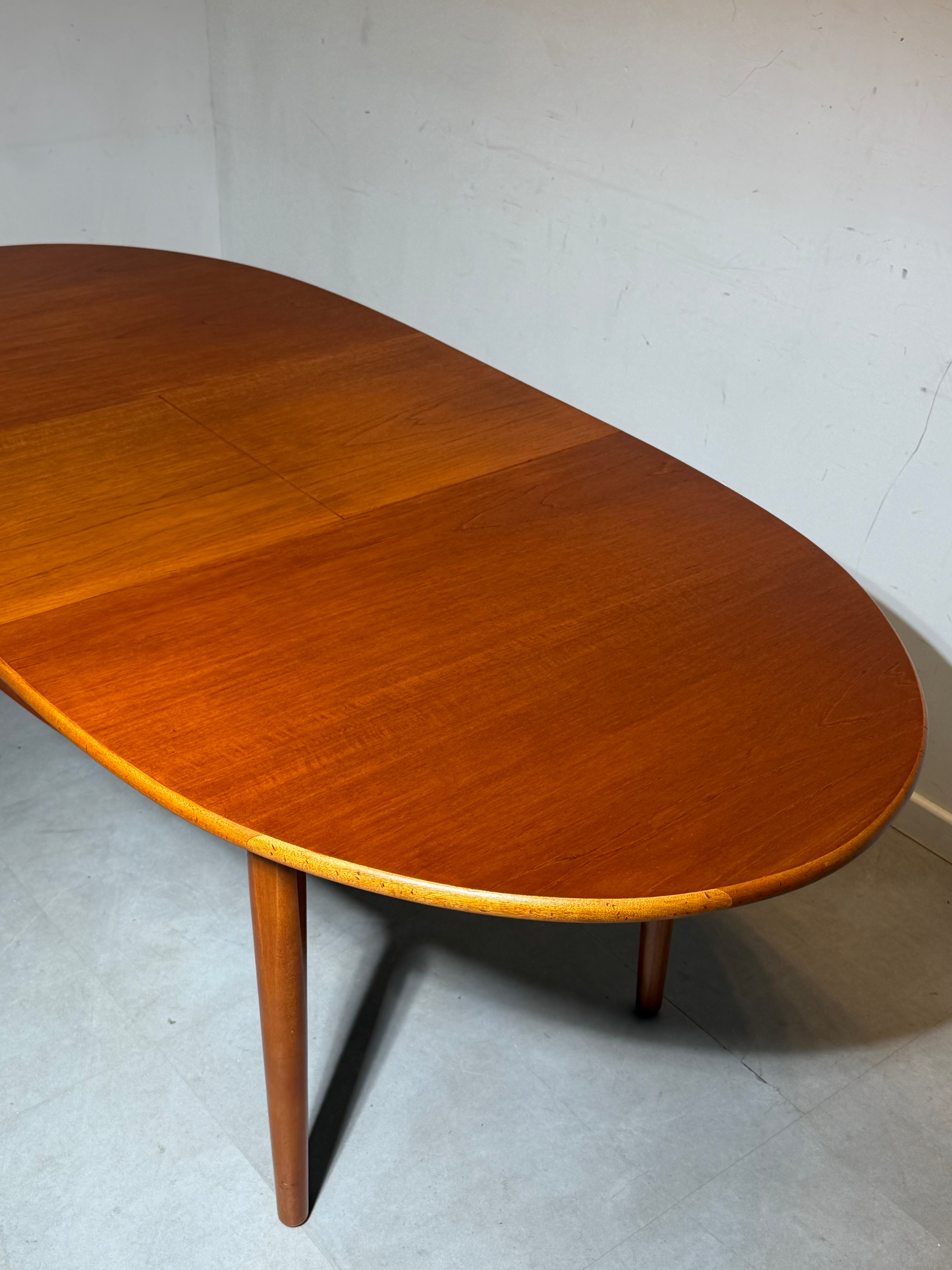 Vintage Oval Extendable Dining Table in Teak – 1960s Scandinavian Style