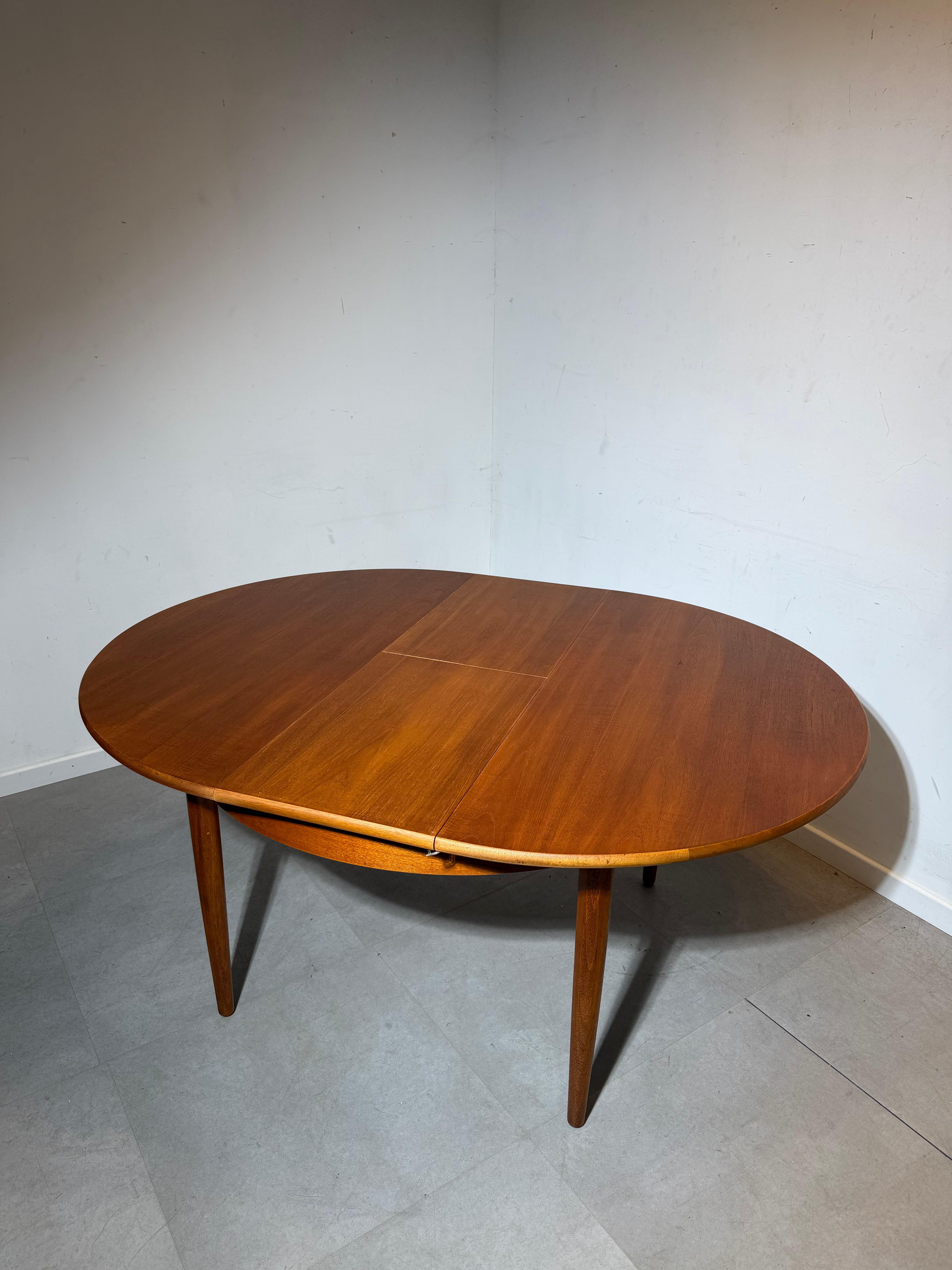 Vintage Round Extendable Teak Dining Table – Mid-Century Modern