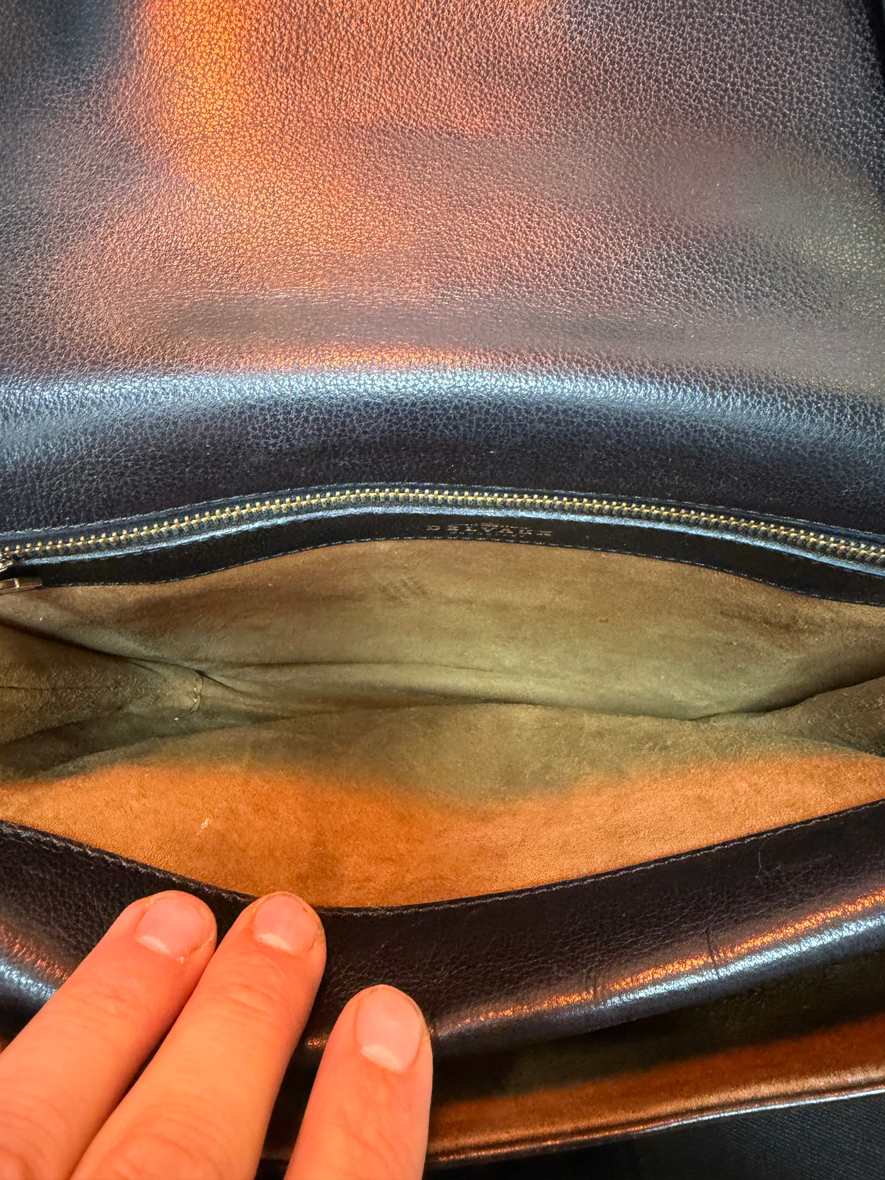 Sac bandoulière Delvaux Diligent en cuir noir – Finitions dorées – Design belge intemporel