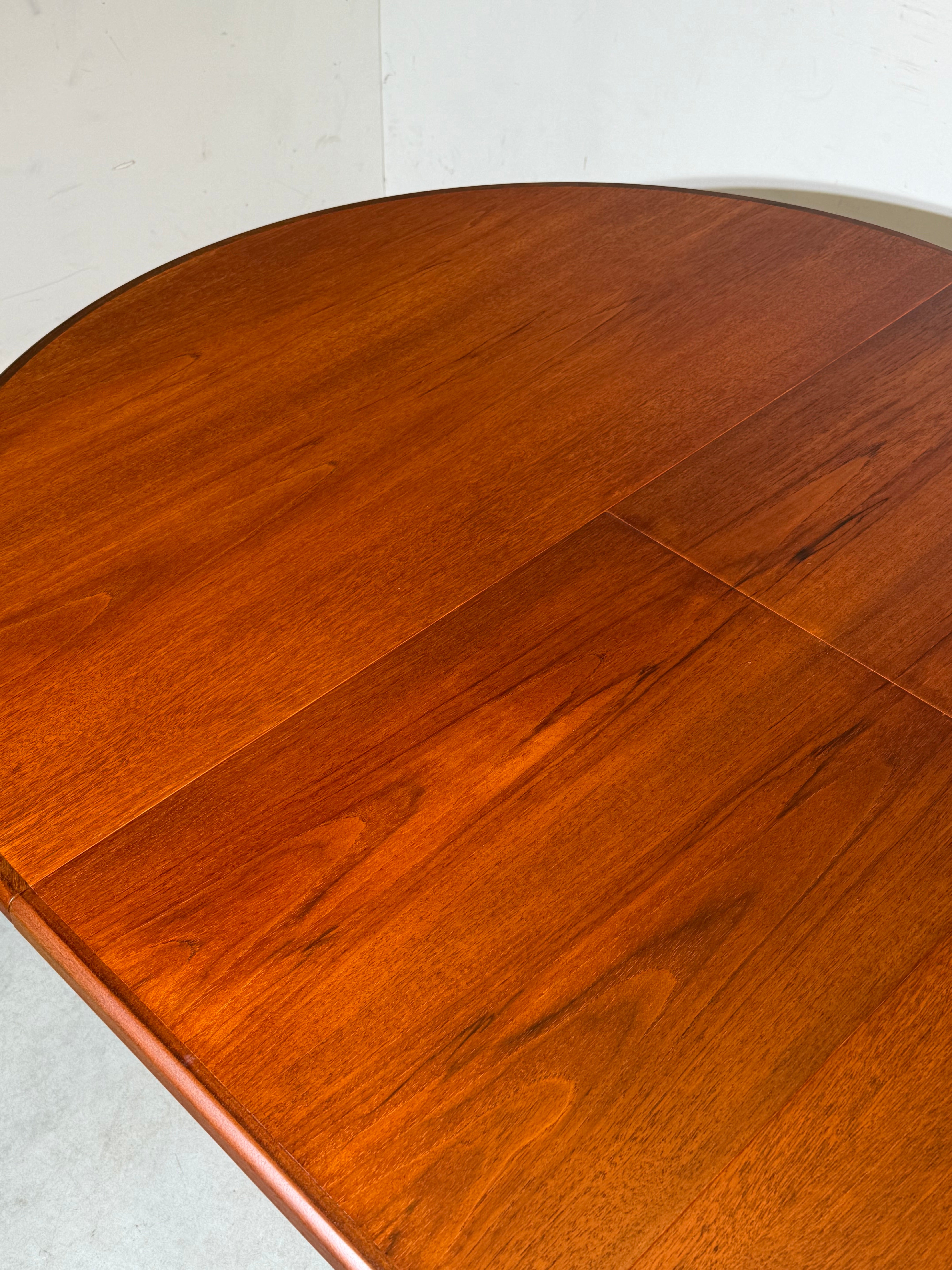 Extendable Teak Dining Table – Round to Oval Mid-Century Modern Design
