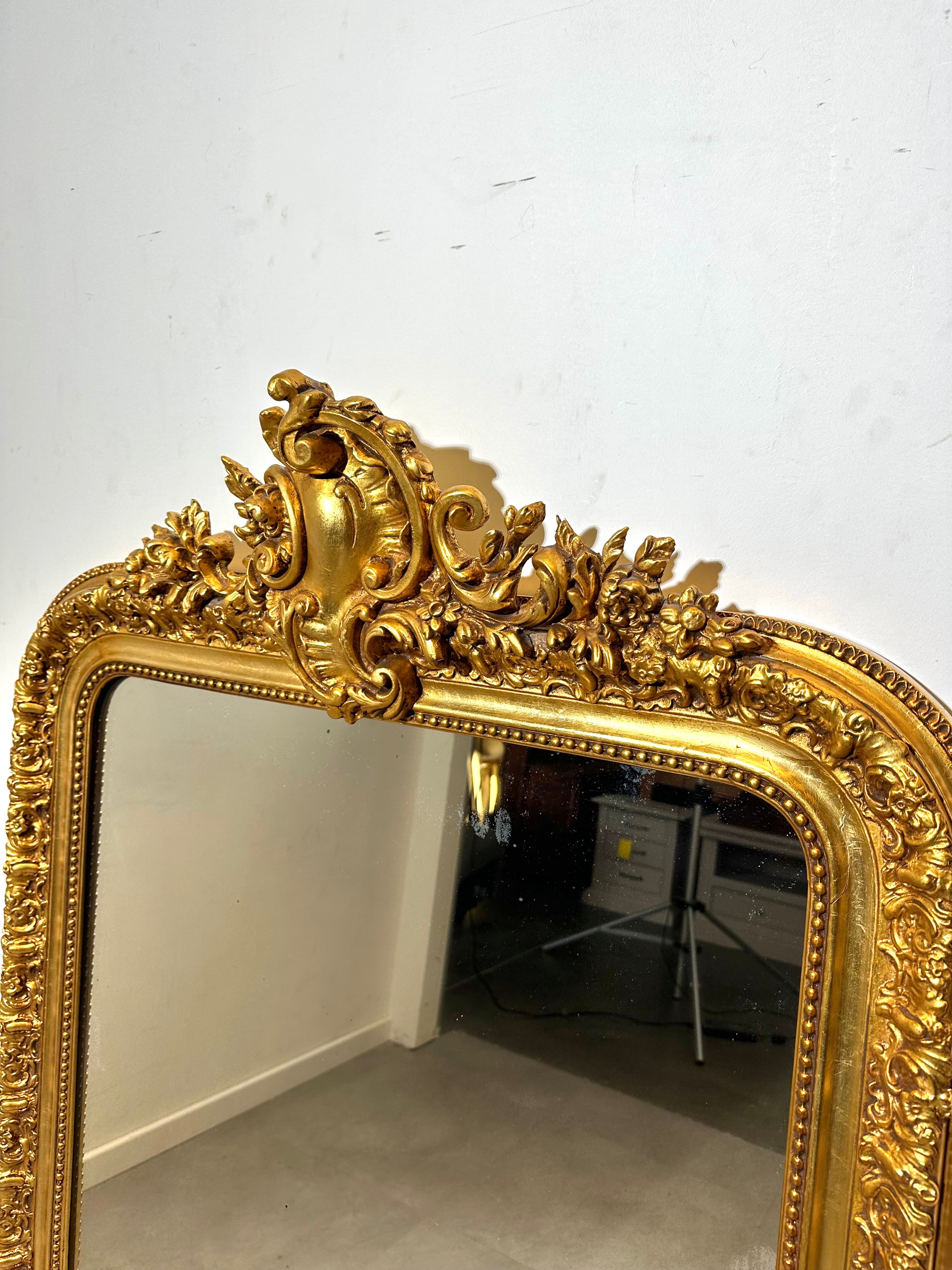 Miroir ancien français doré avec crête ornée