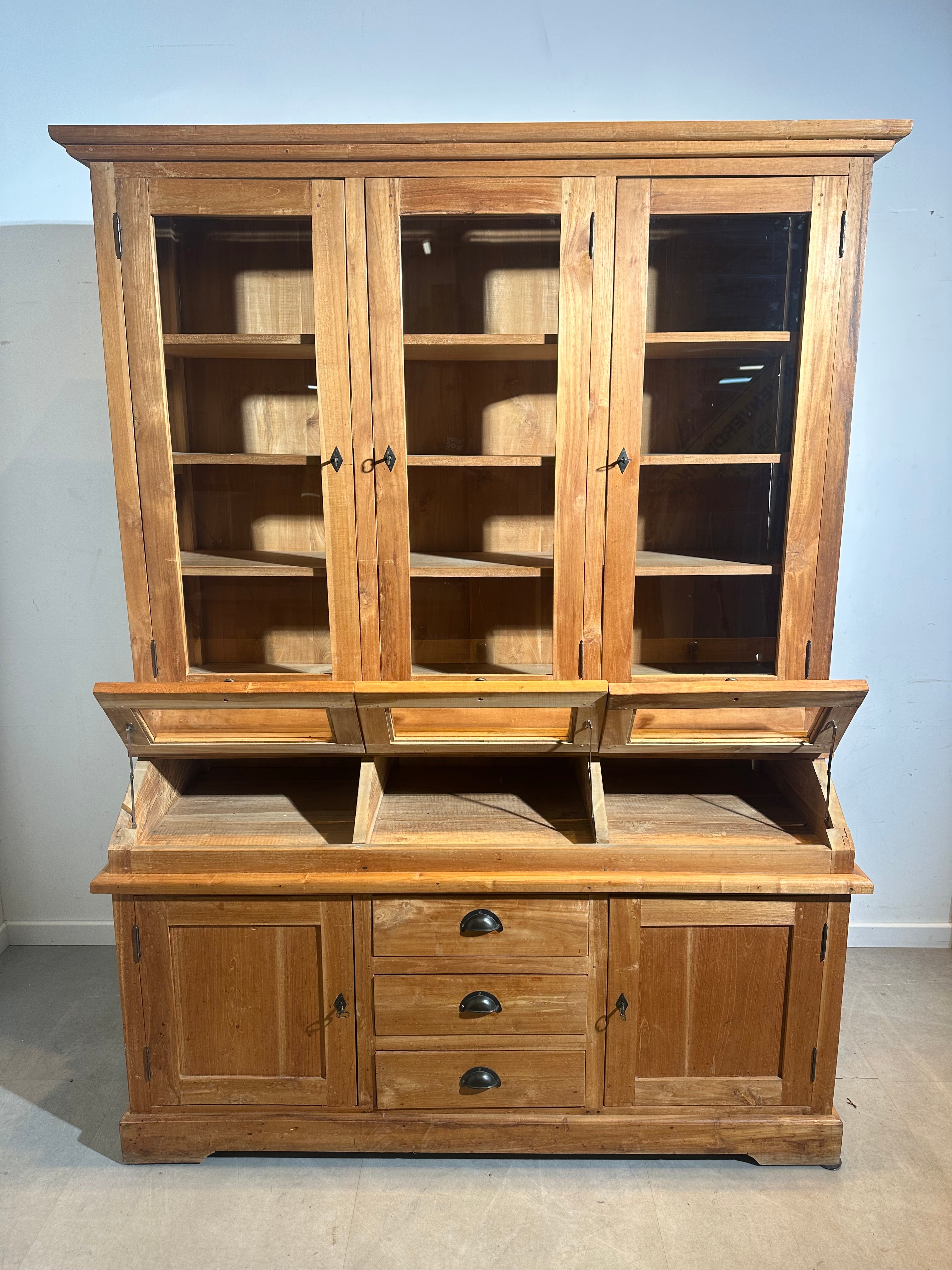 Teakhouten vitrinekast met glazen vakken