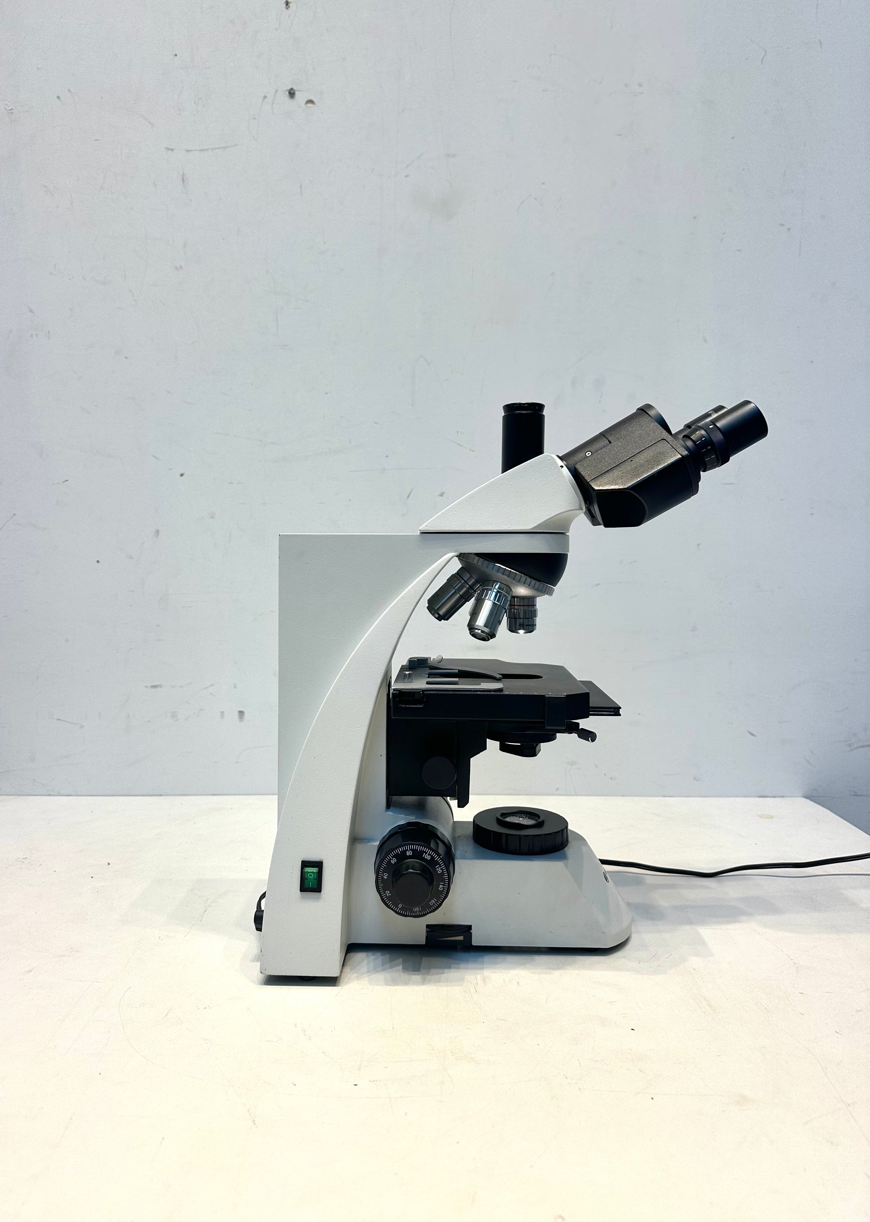 Microscope binoculaire de laboratoire Bresser