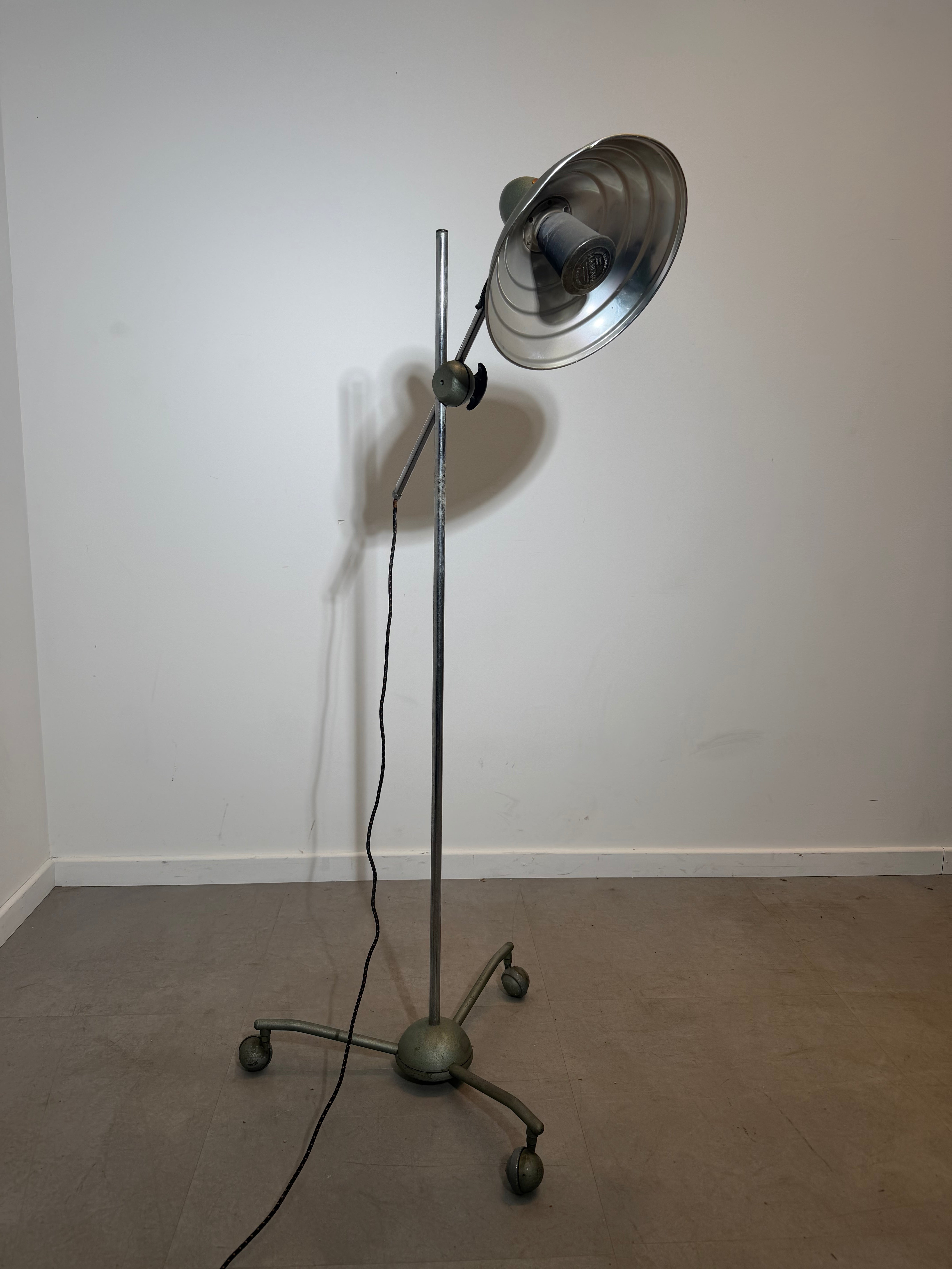 Hanovia Sollux H8 Medical Heat Lamp – Vintage Industrial Therapy Floor Lamp – England – 160 cm