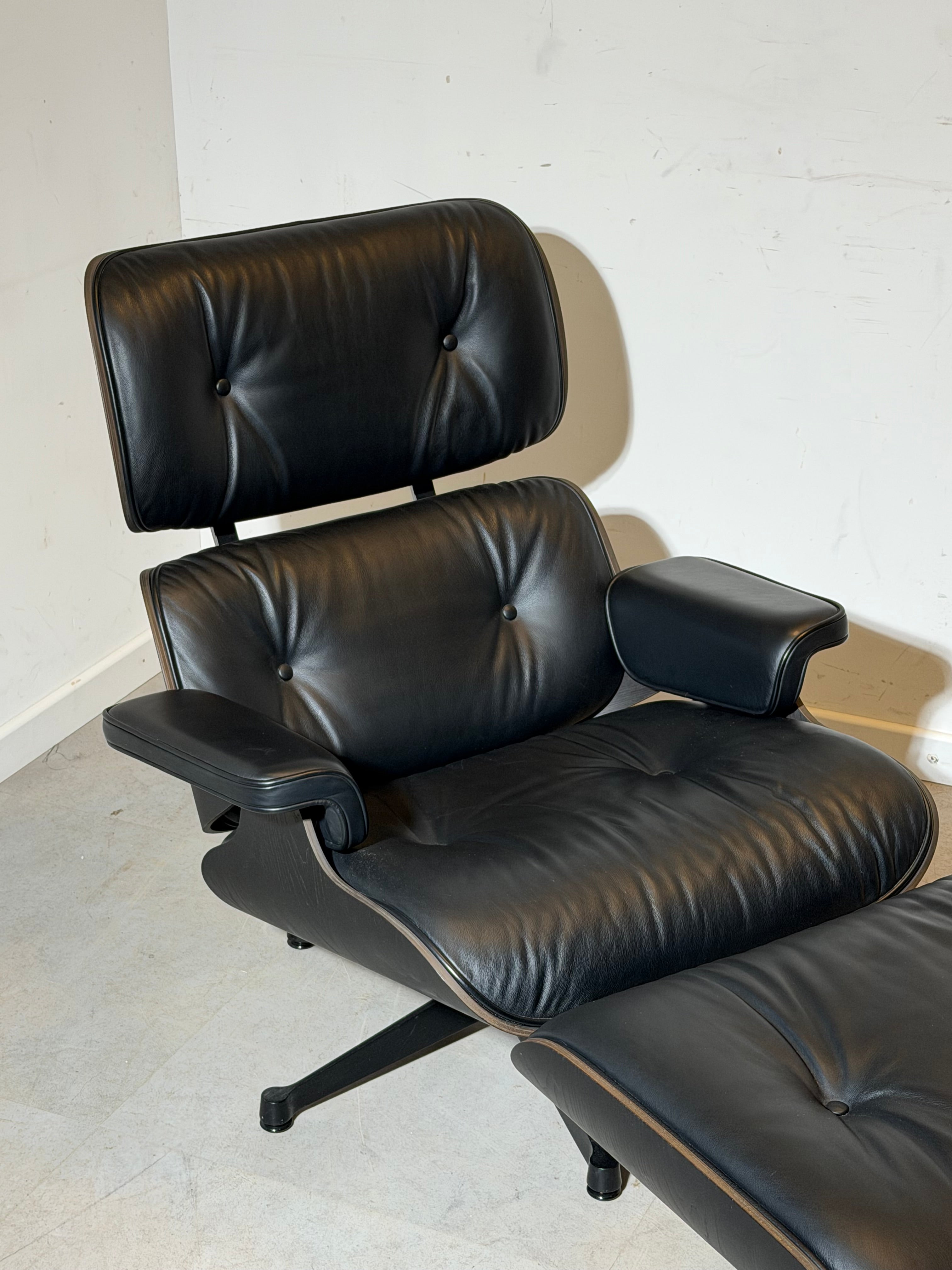 Fauteuil lounge Vitra Eames XL avec repose-pieds, entièrement noir.