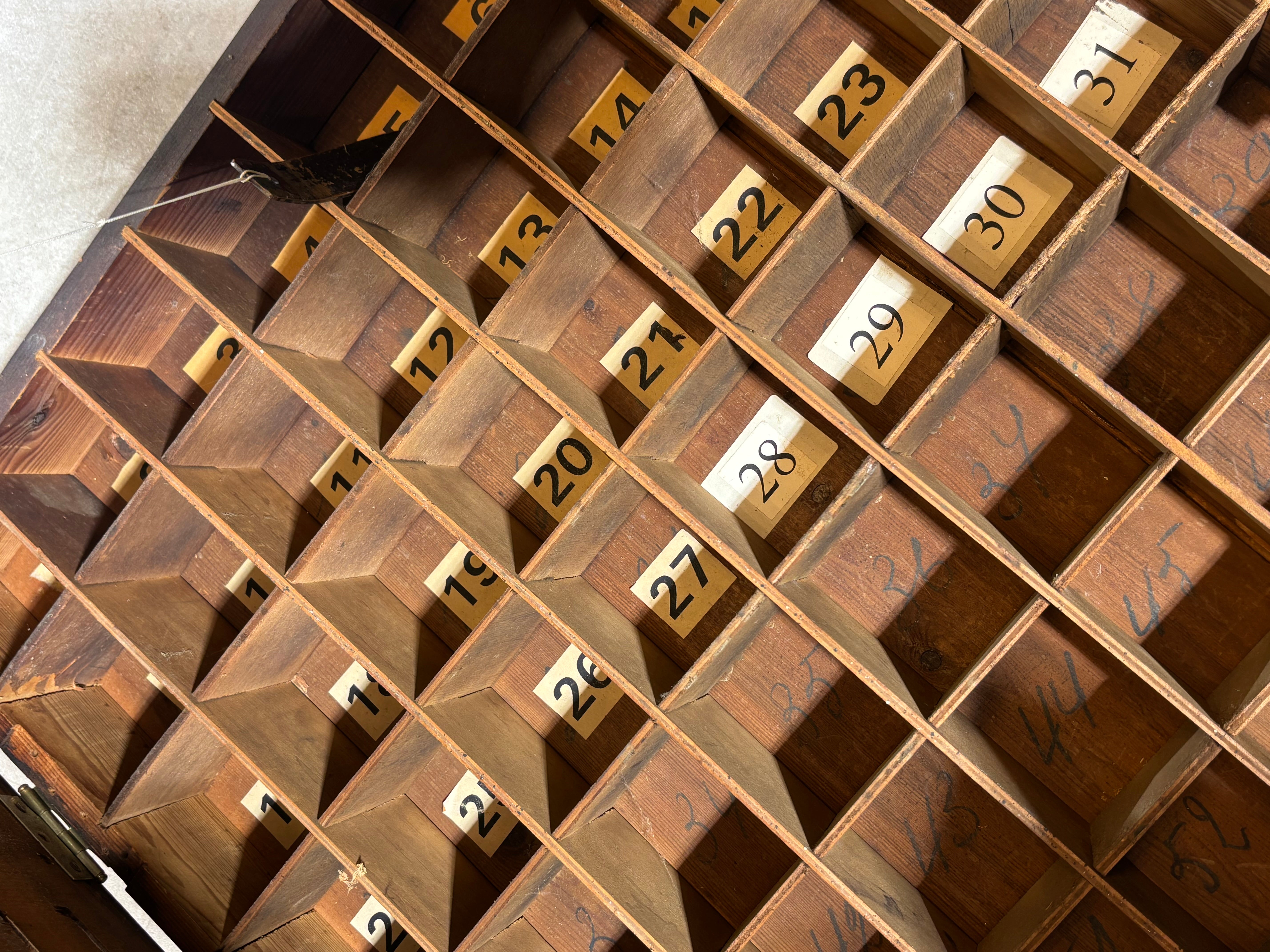 Antieke houten café spaarkast