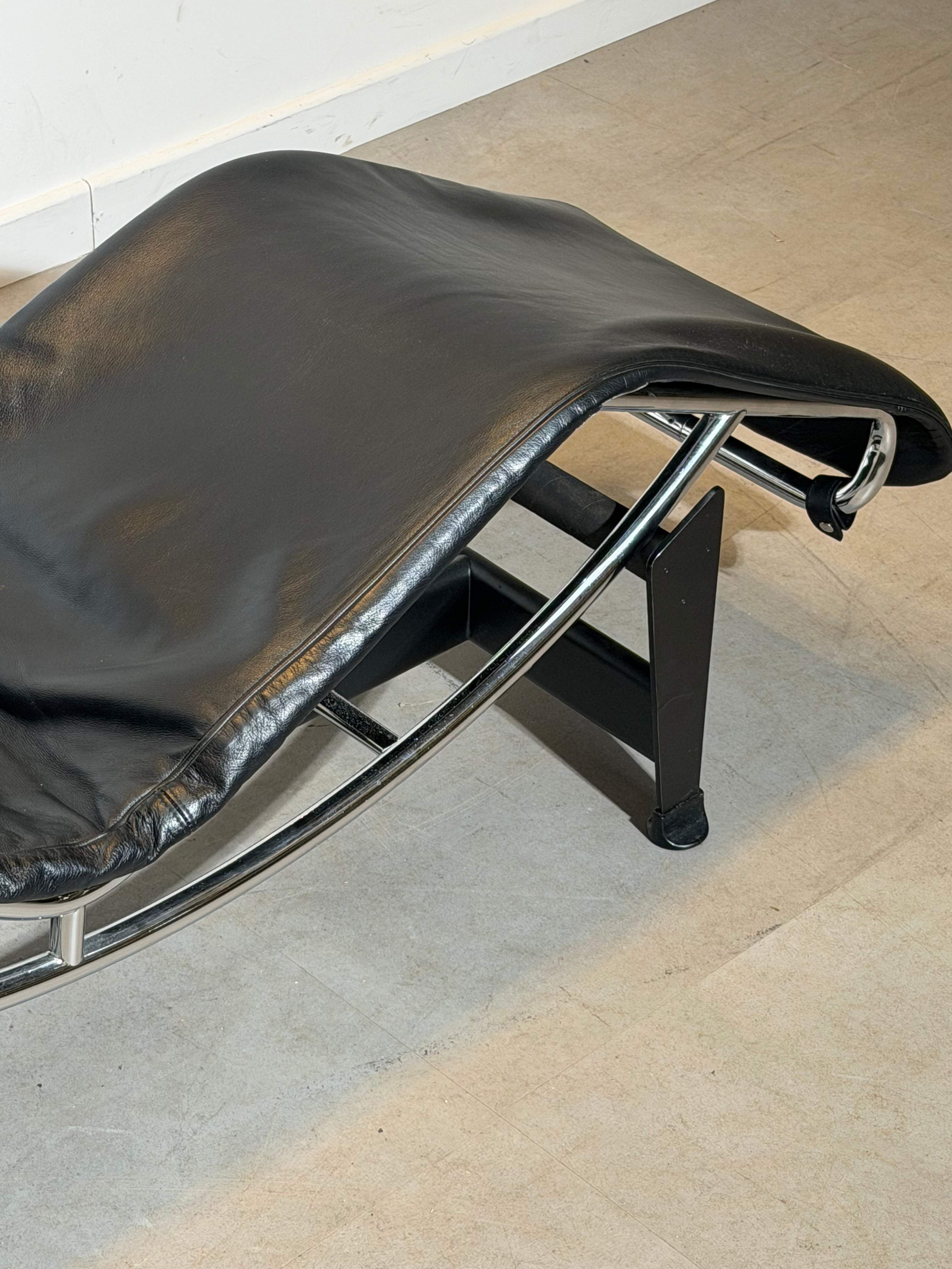Cassina LC4 Chaise Longue by Le Corbusier, Pierre Jeanneret & Charlotte Perriand – Black Leather