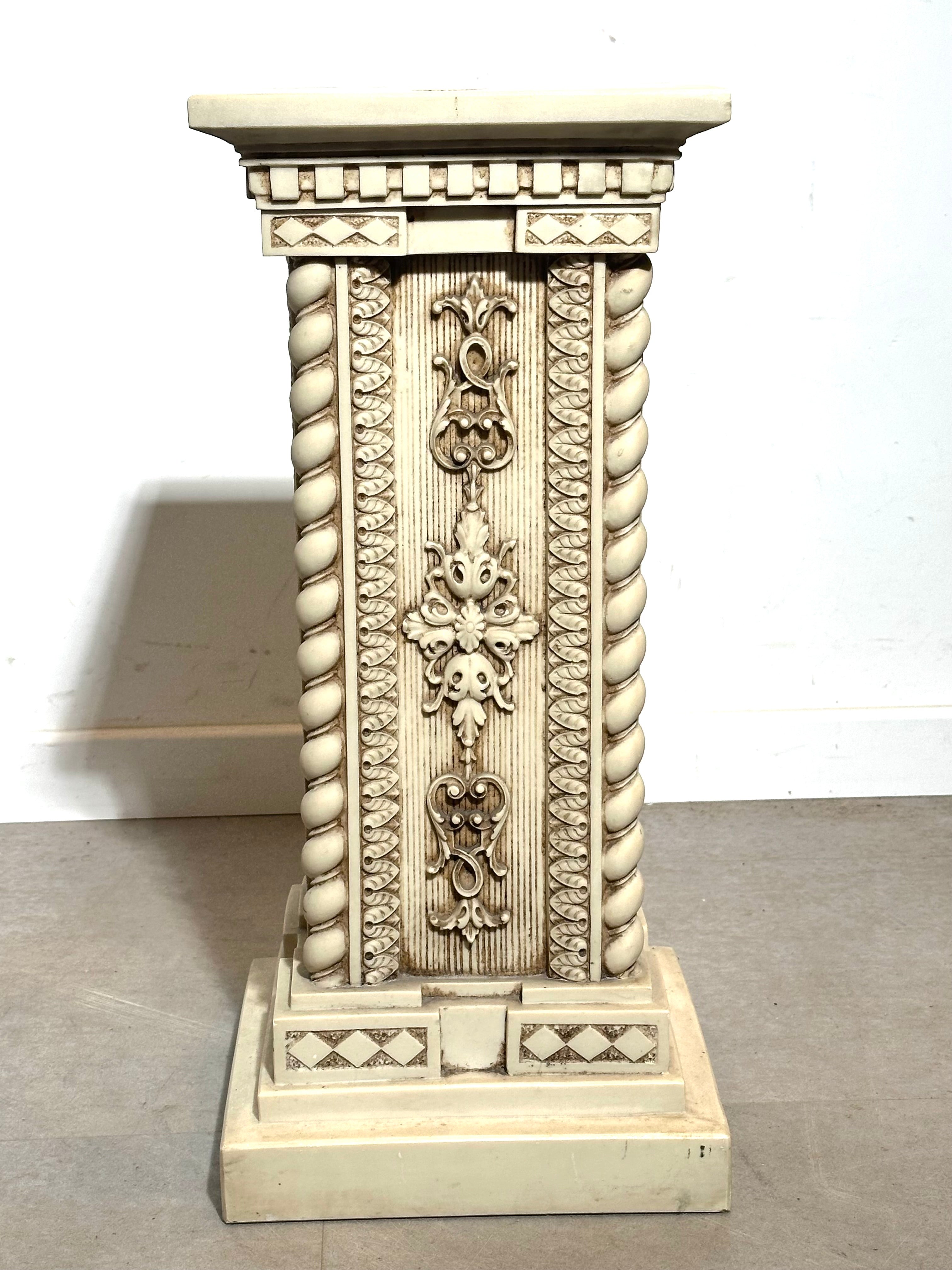 Colonne décorative sur piédestal de style antique