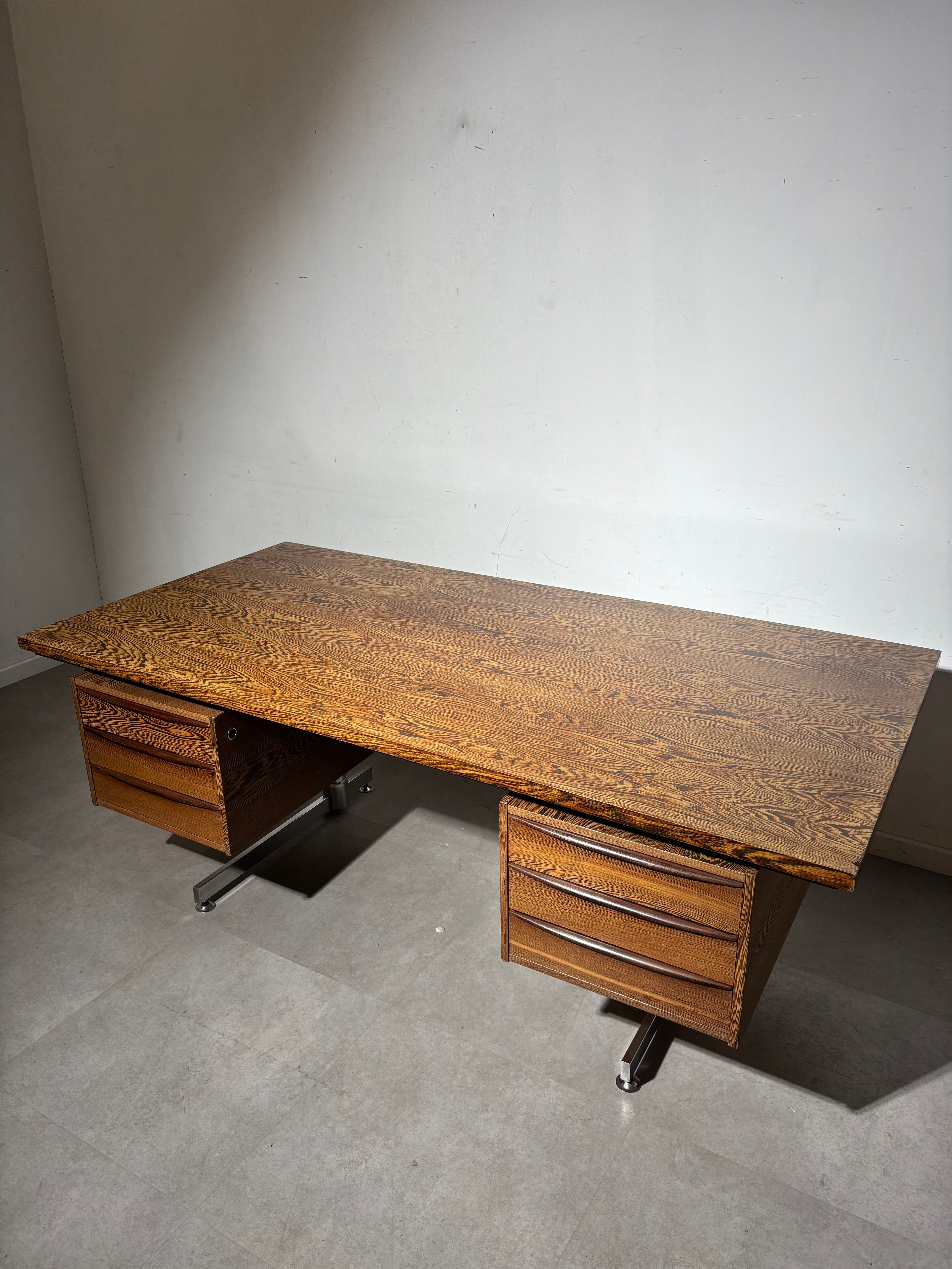 Bureau « de direction » vintage en palissandre