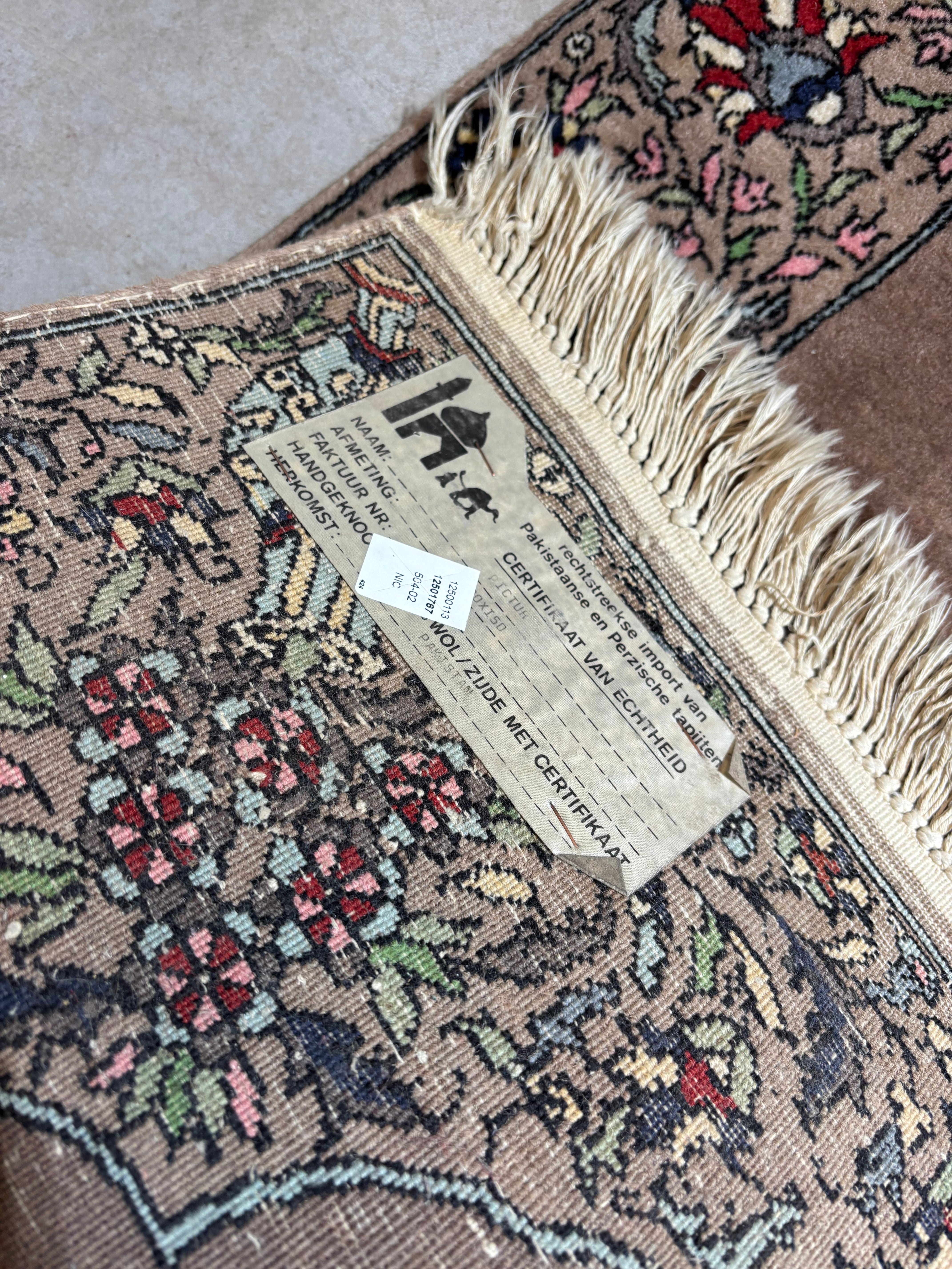 Tapis Tabriz semi-ancien à motifs représentant le Christ en croix