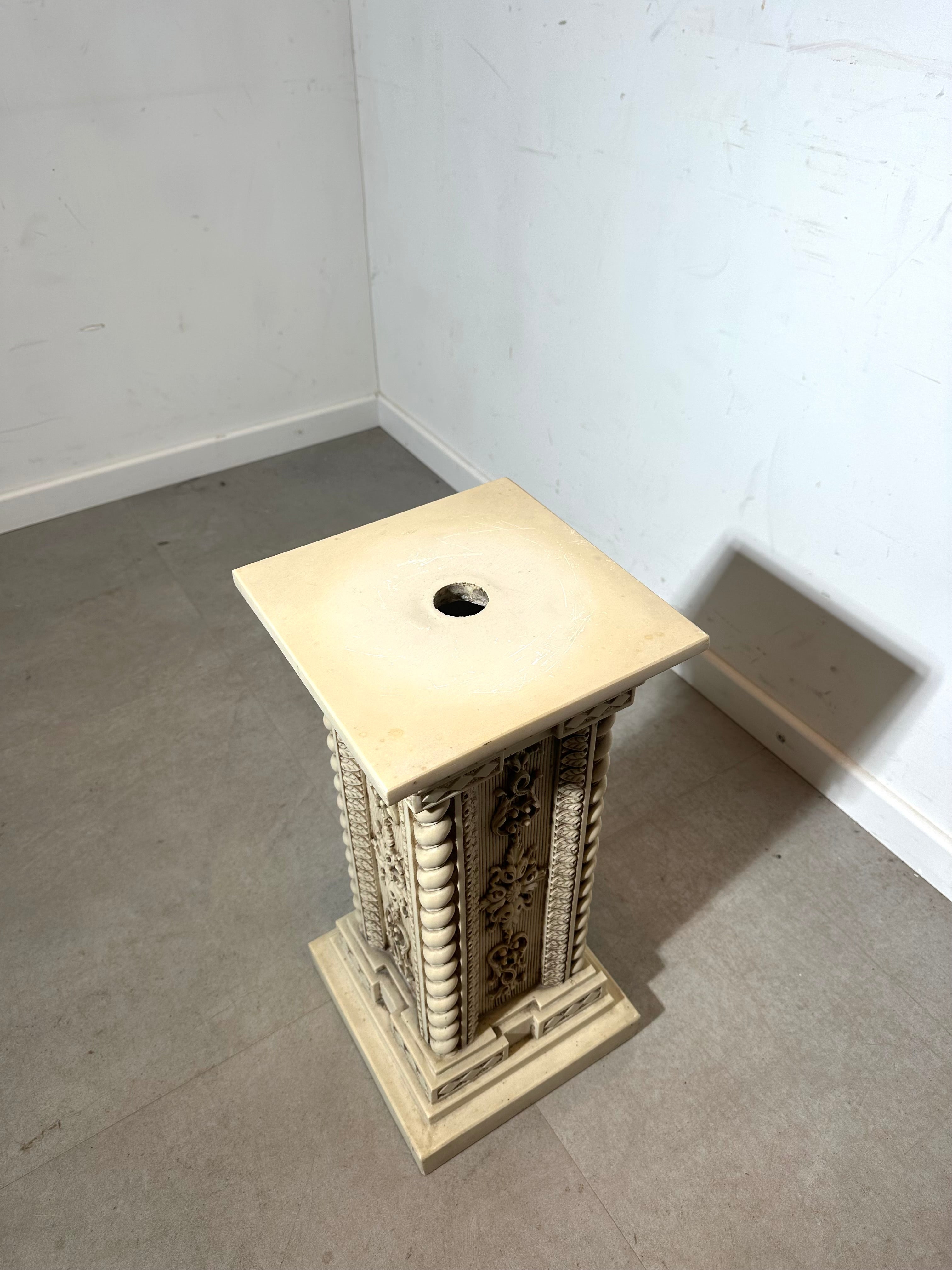 Colonne décorative sur piédestal de style antique