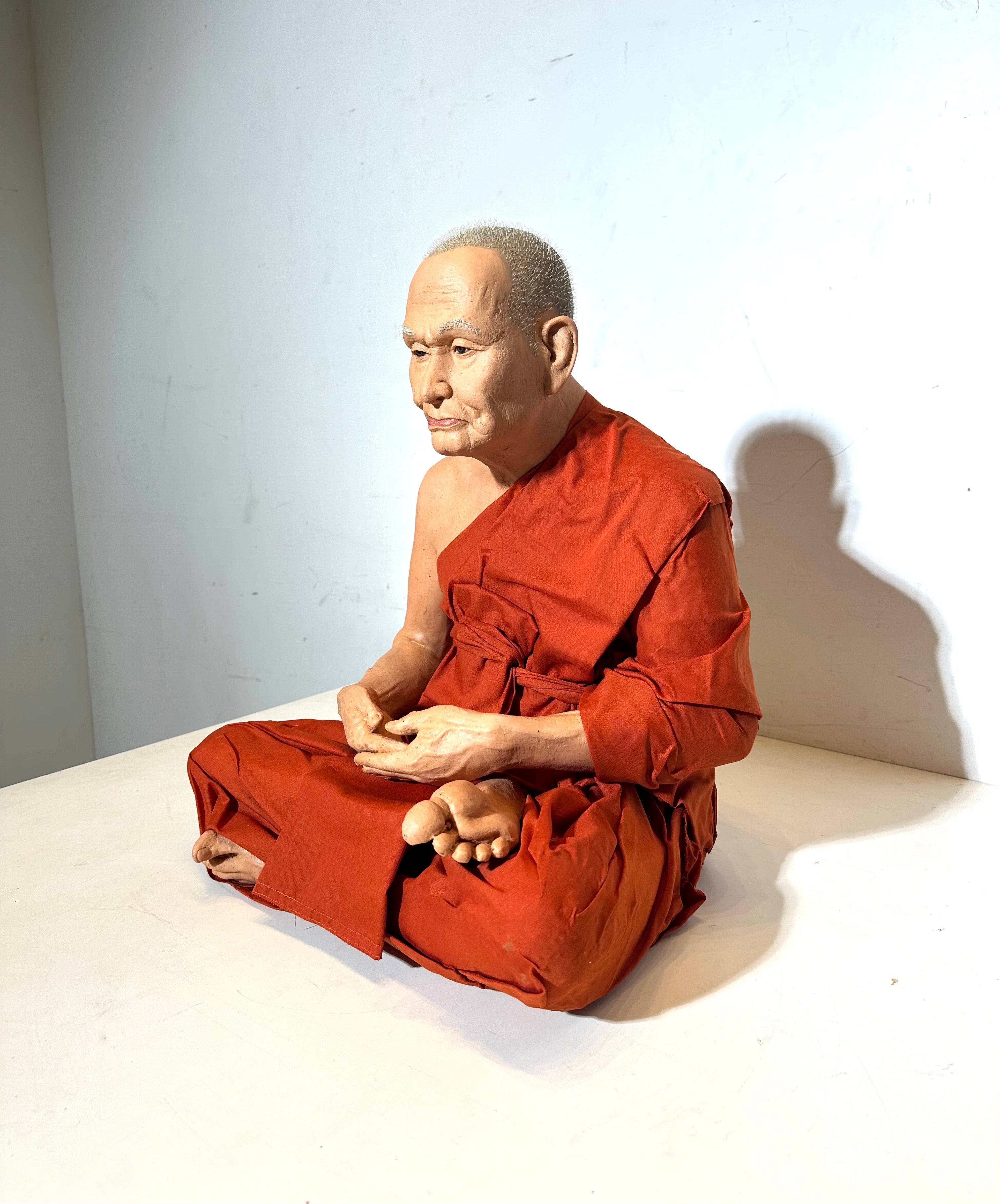 Sculpture plus vraie que nature d'un bouddhiste