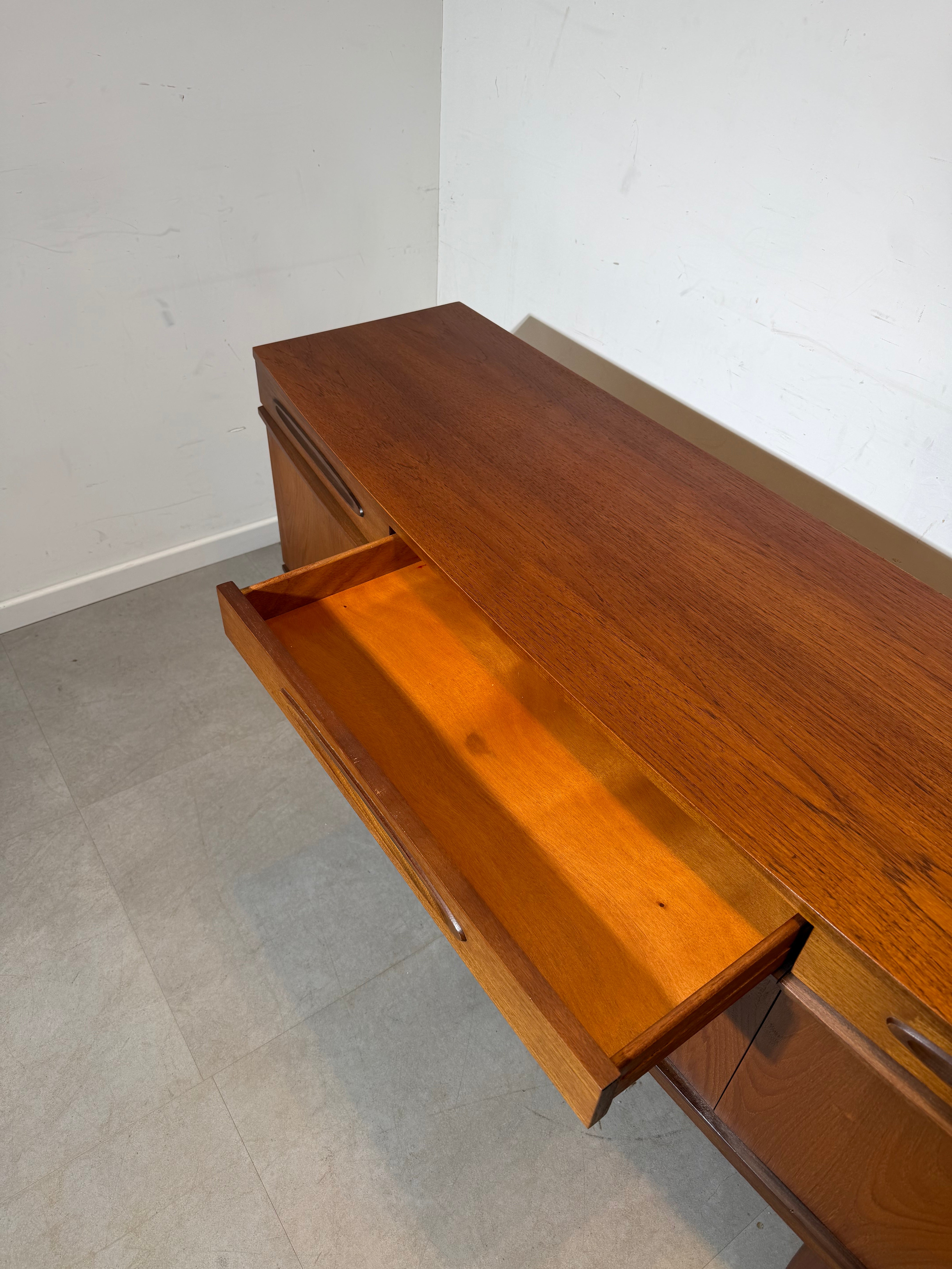 Buffet en teck Elliotts of Newbury – Style moderne du milieu du siècle (Royaume-Uni, années 1960)