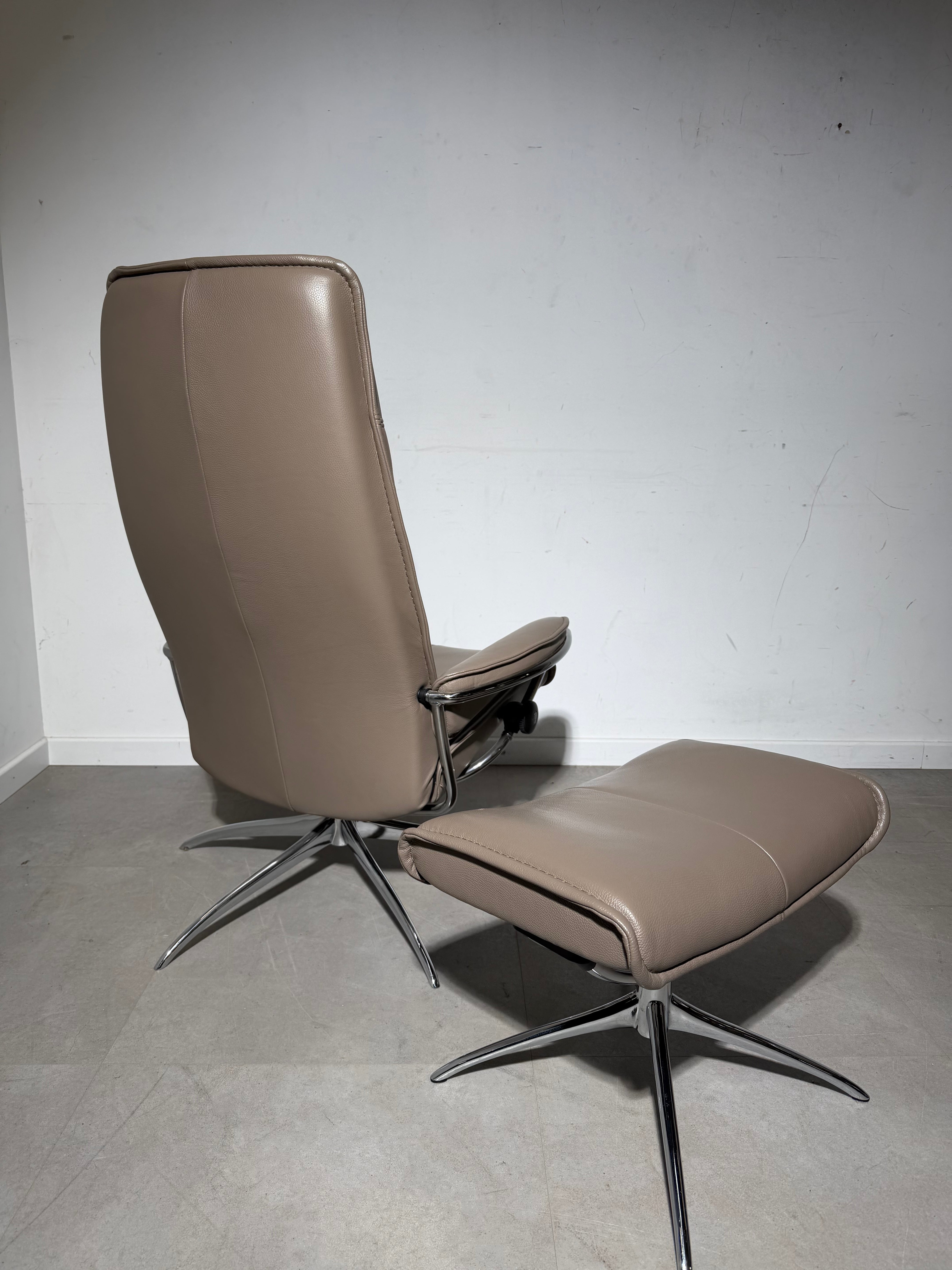 Fauteuil inclinable Stressless City à dossier haut avec repose-pieds