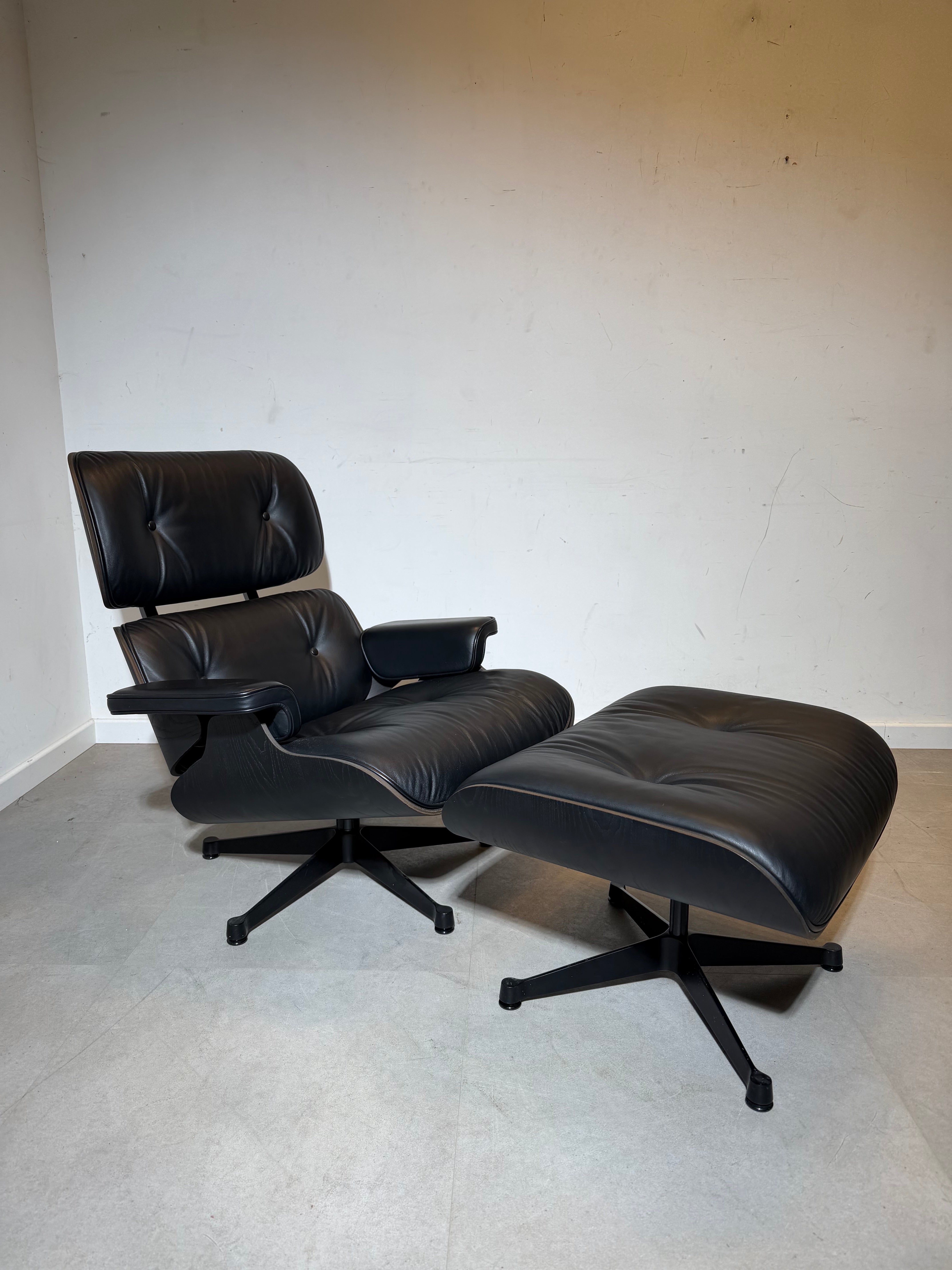 Fauteuil lounge Vitra Eames XL avec repose-pieds, entièrement noir.