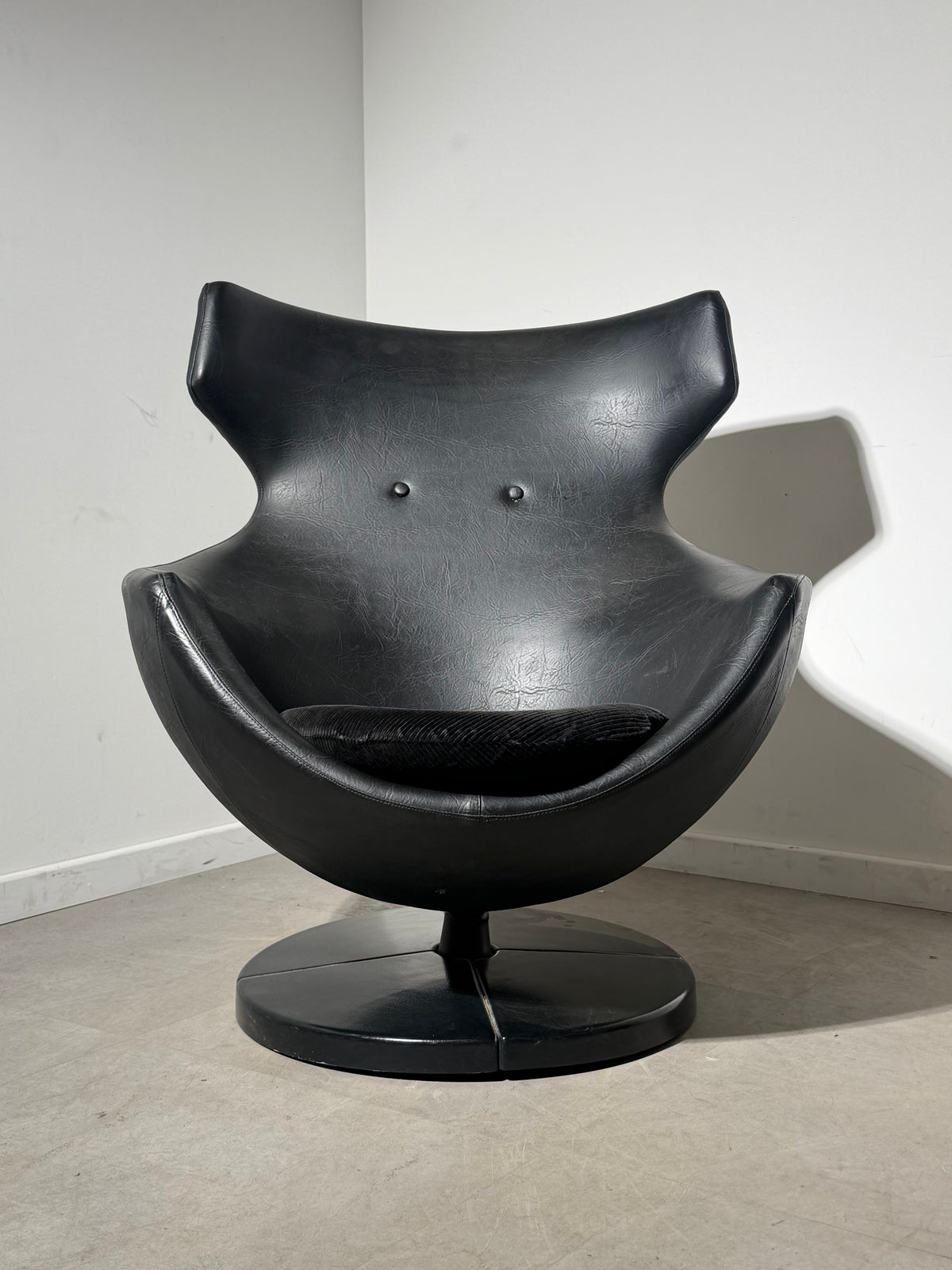 Jupiter Swivel Lounge Chair by Pierre Guariche for Meurop – Black