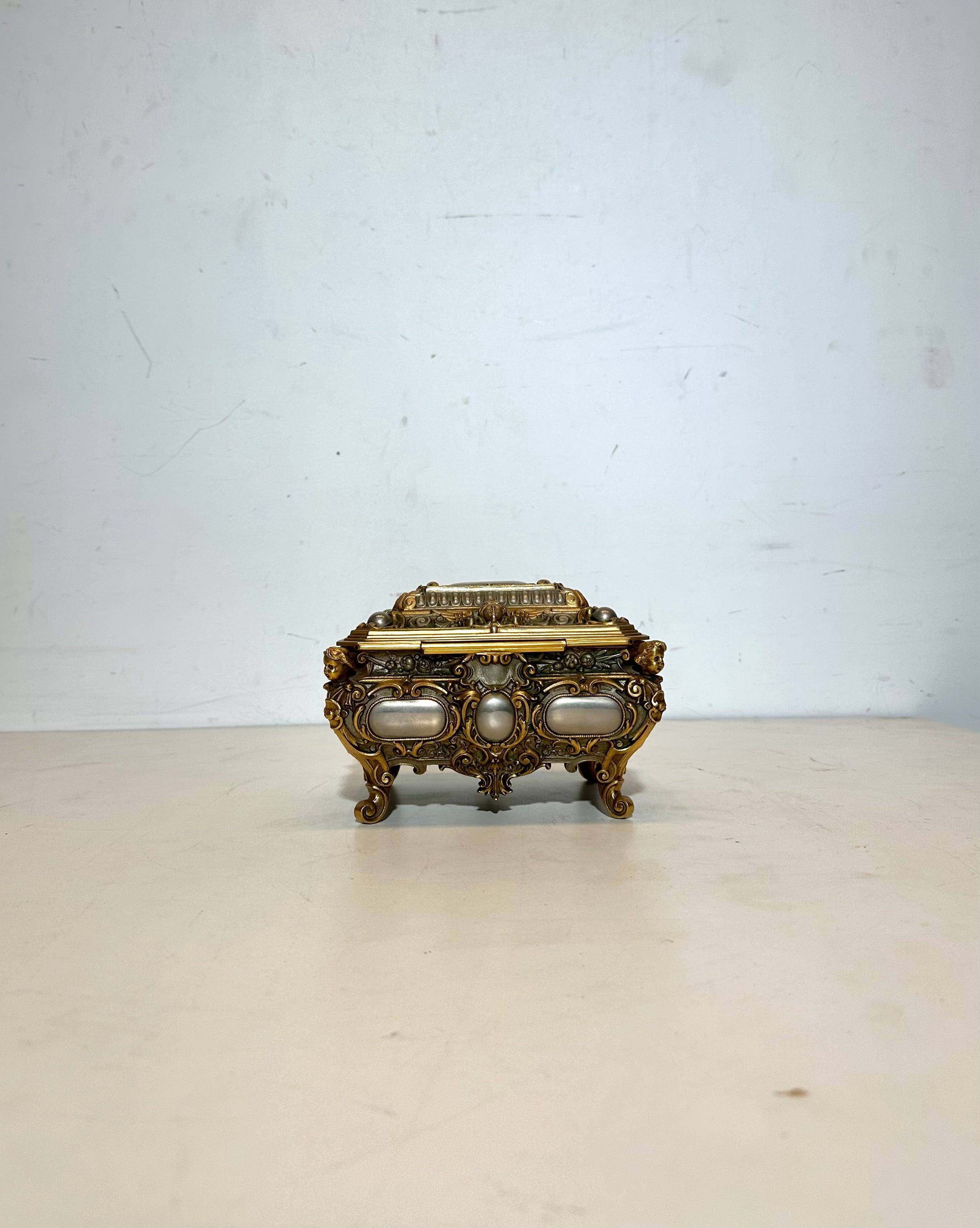 Boîte à bijoux ancienne ornée – Bronze doré et doublure en velours