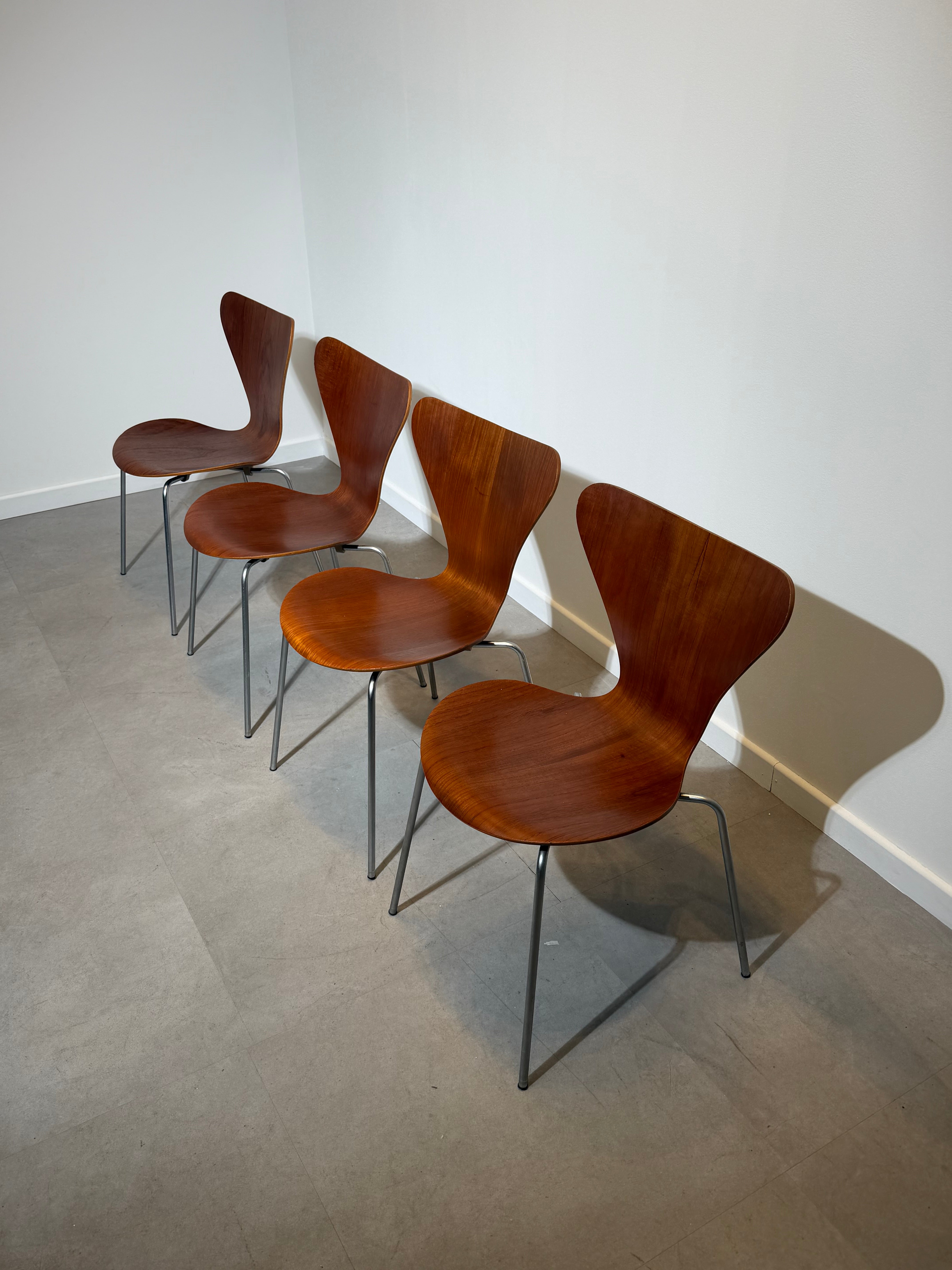 Set of Four Vintage Fritz Hansen Series 7 Dining Chairs – Teak Veneer – Arne Jacobsen – 1969