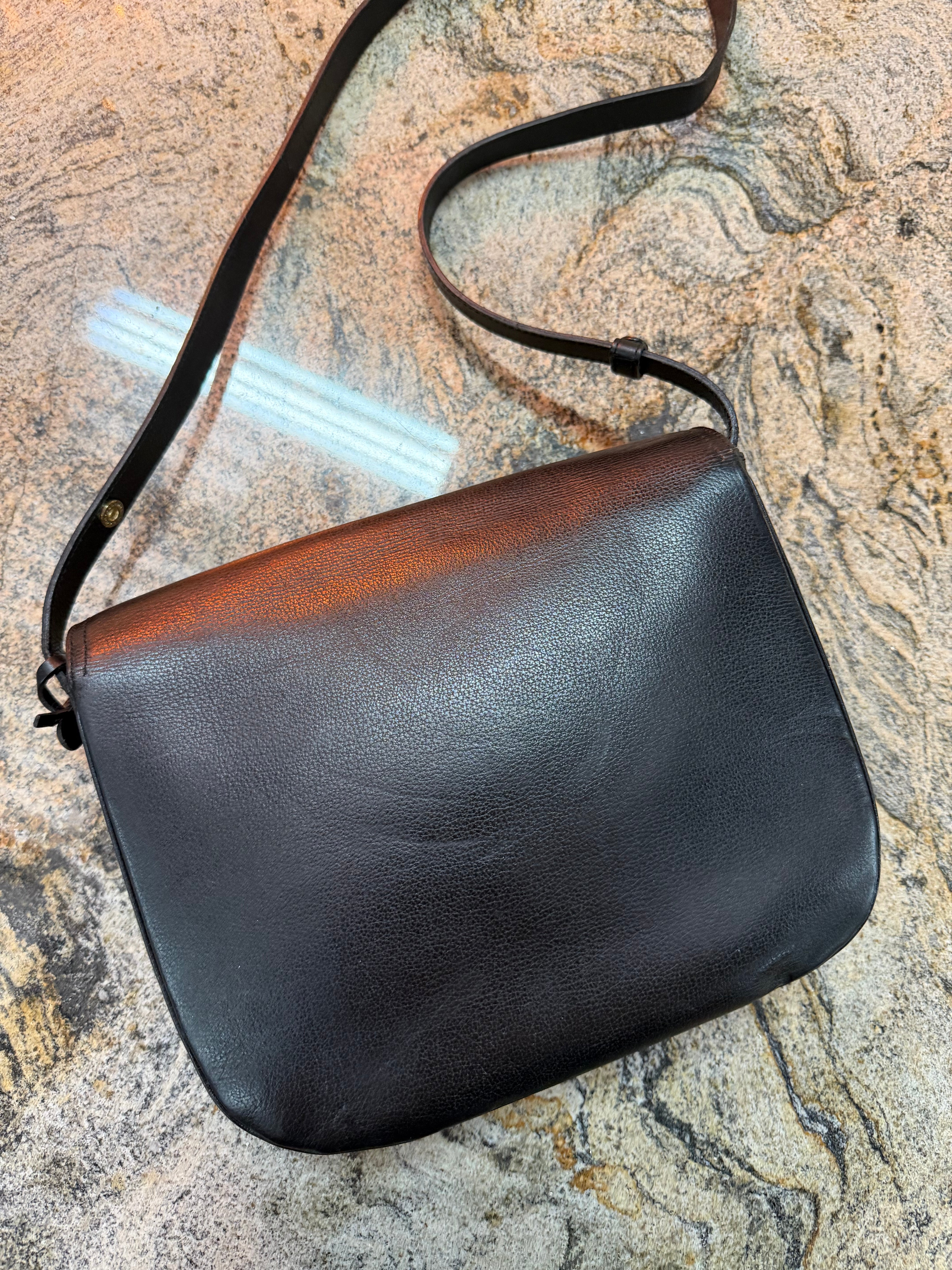 Sac bandoulière Delvaux Diligent en cuir noir – Finitions dorées – Design belge intemporel