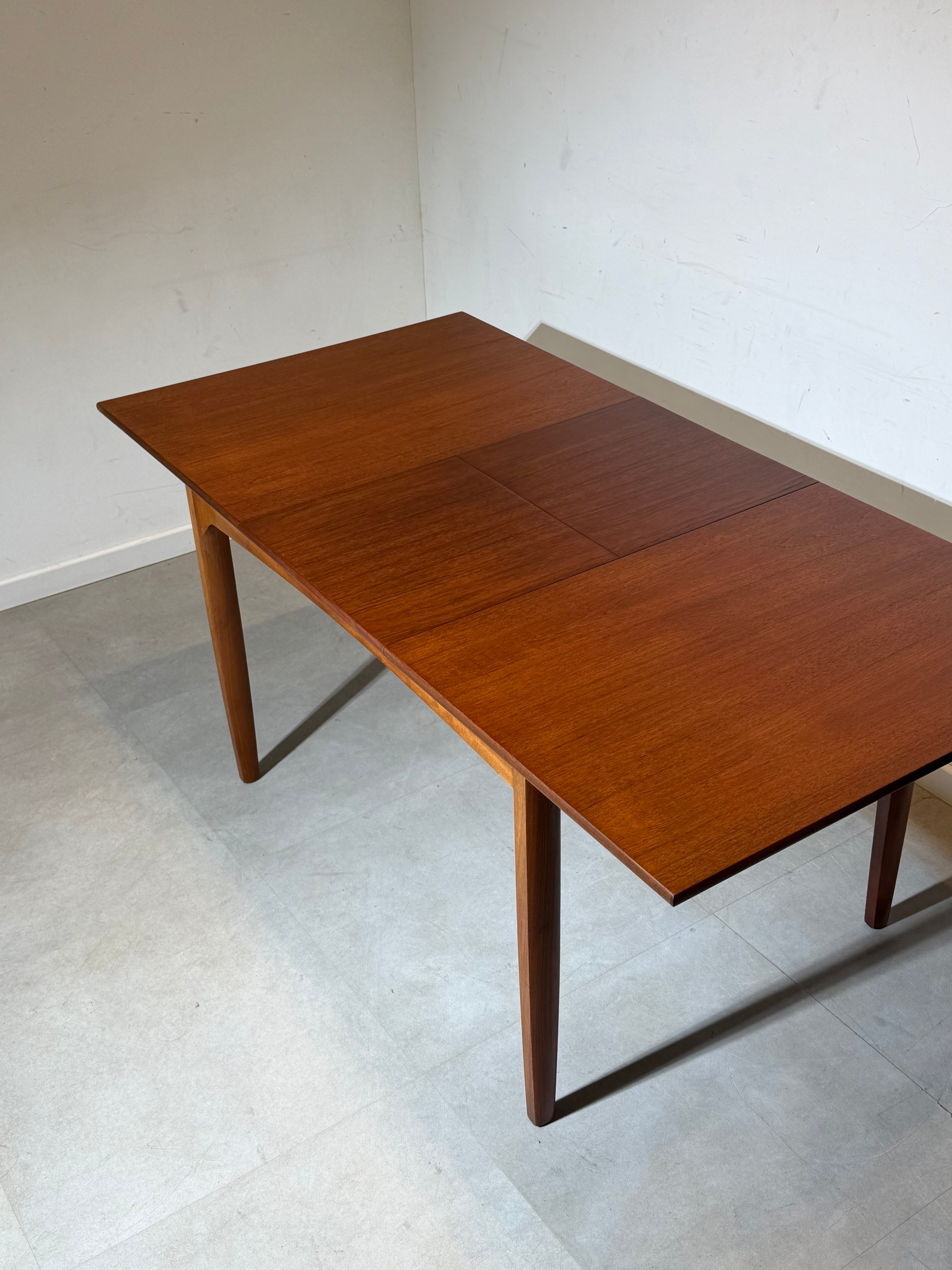 Meredew Rectangular Extendable Teak Dining Table – Mid-Century Modern