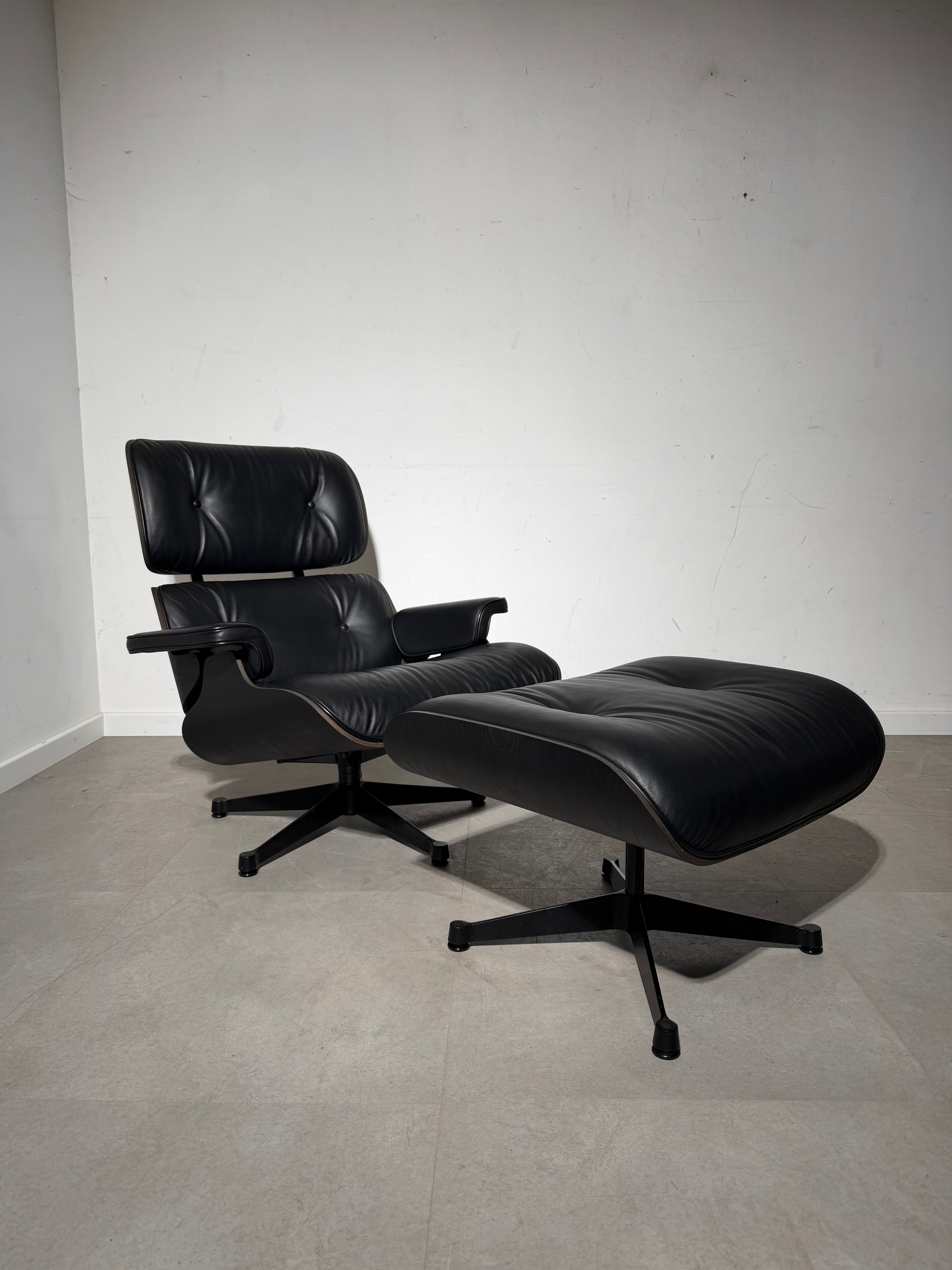 Fauteuil lounge Vitra Eames XL avec repose-pieds, entièrement noir.