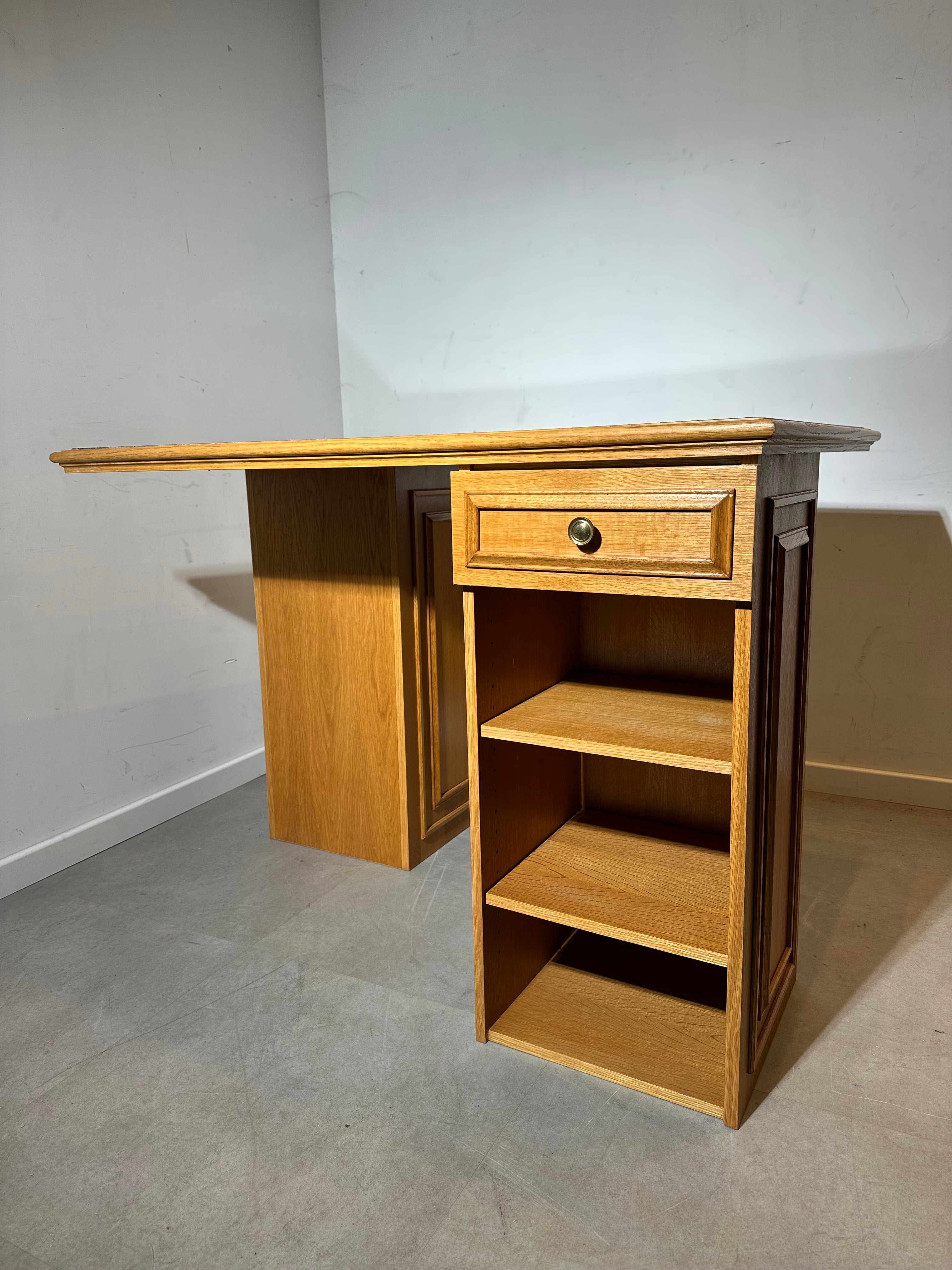 Bureau d'architecte avec plateau imitation marbre