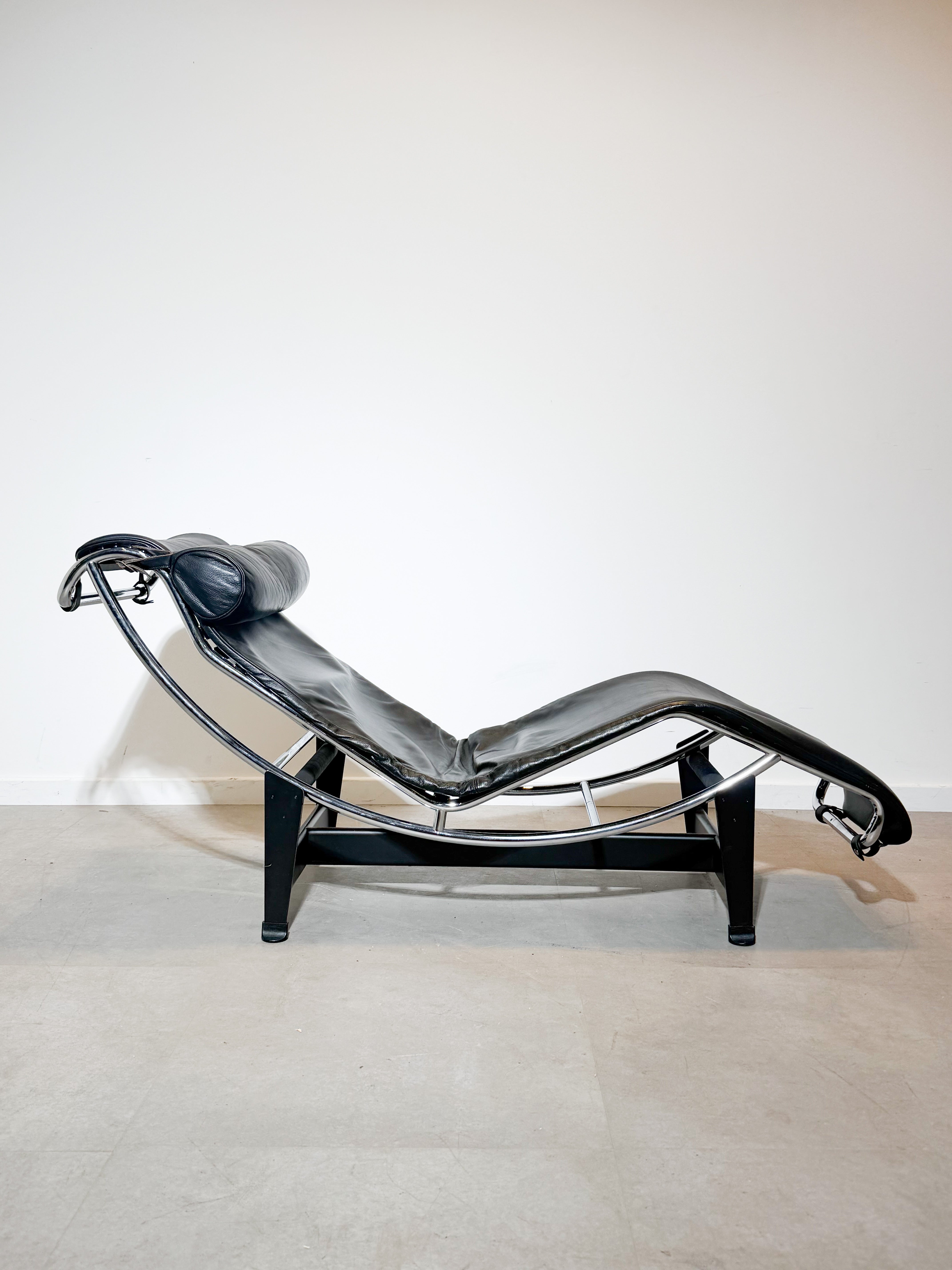 Cassina LC4 Chaise Longue by Le Corbusier, Pierre Jeanneret & Charlotte Perriand – Black Leather