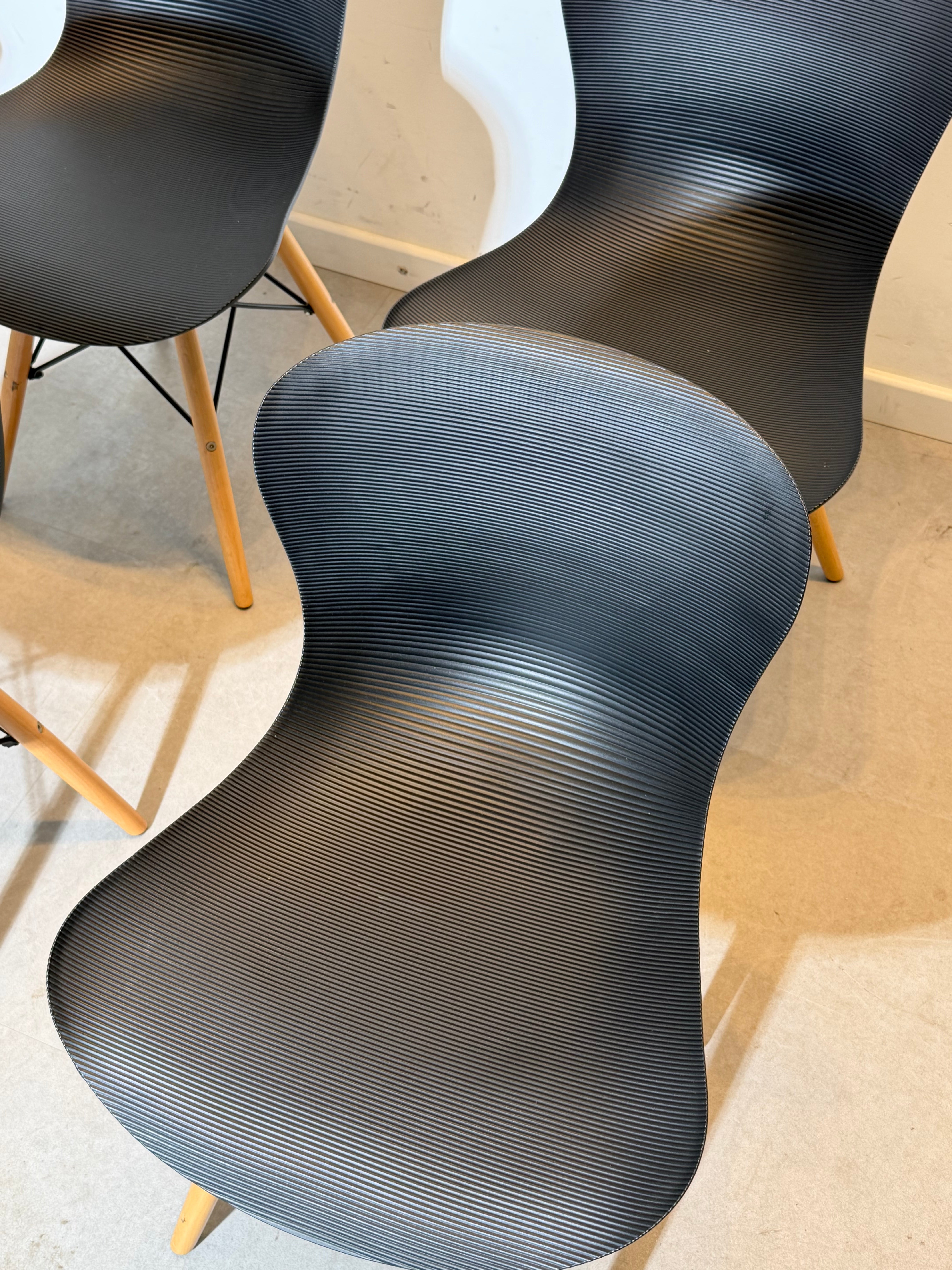 Set of 6 Contemporary Dining Chairs – Black Shell with Wooden Legs