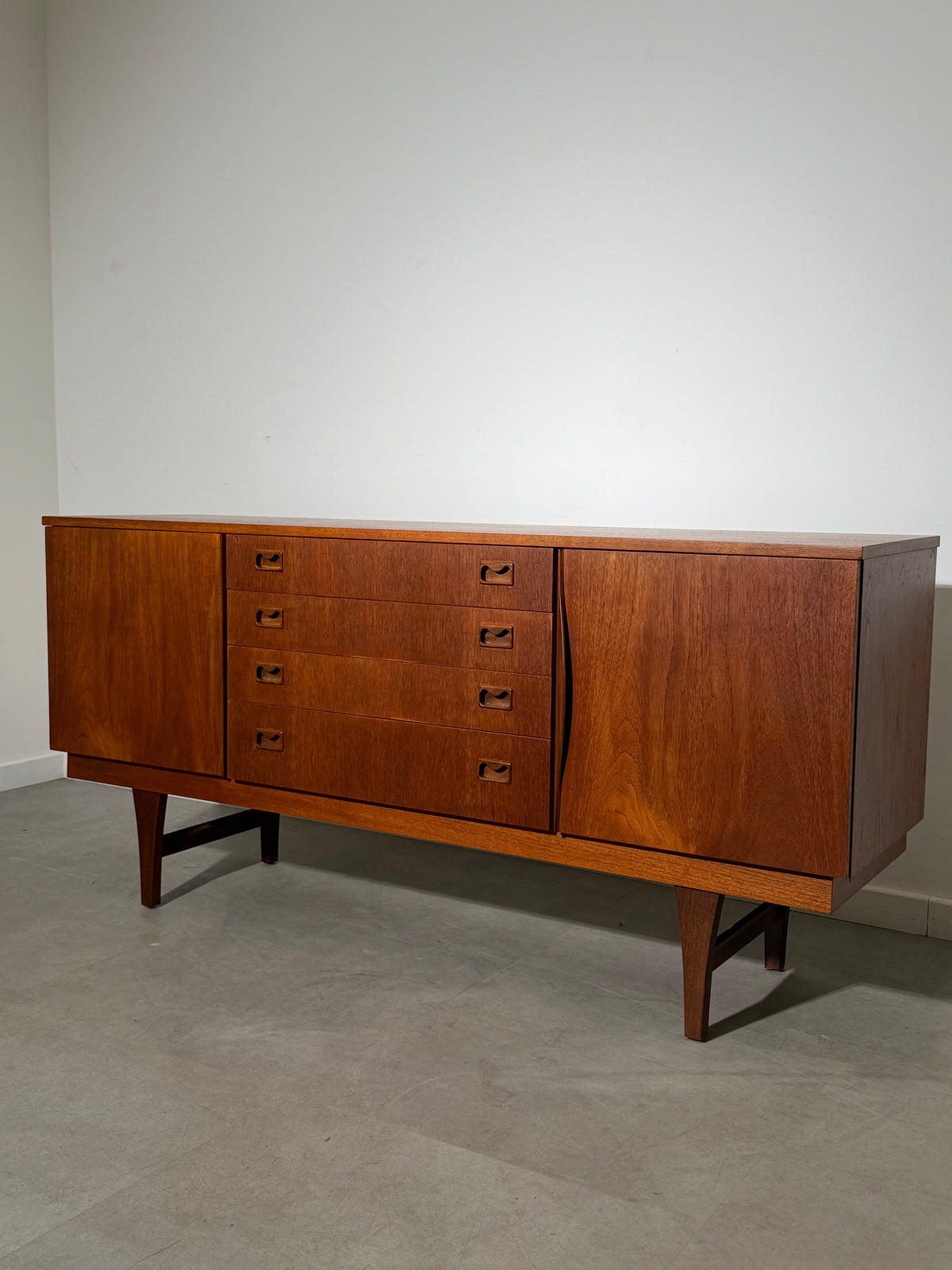 Vintage Beaver & Tapley Teak Sideboard – Mid-Century Modern