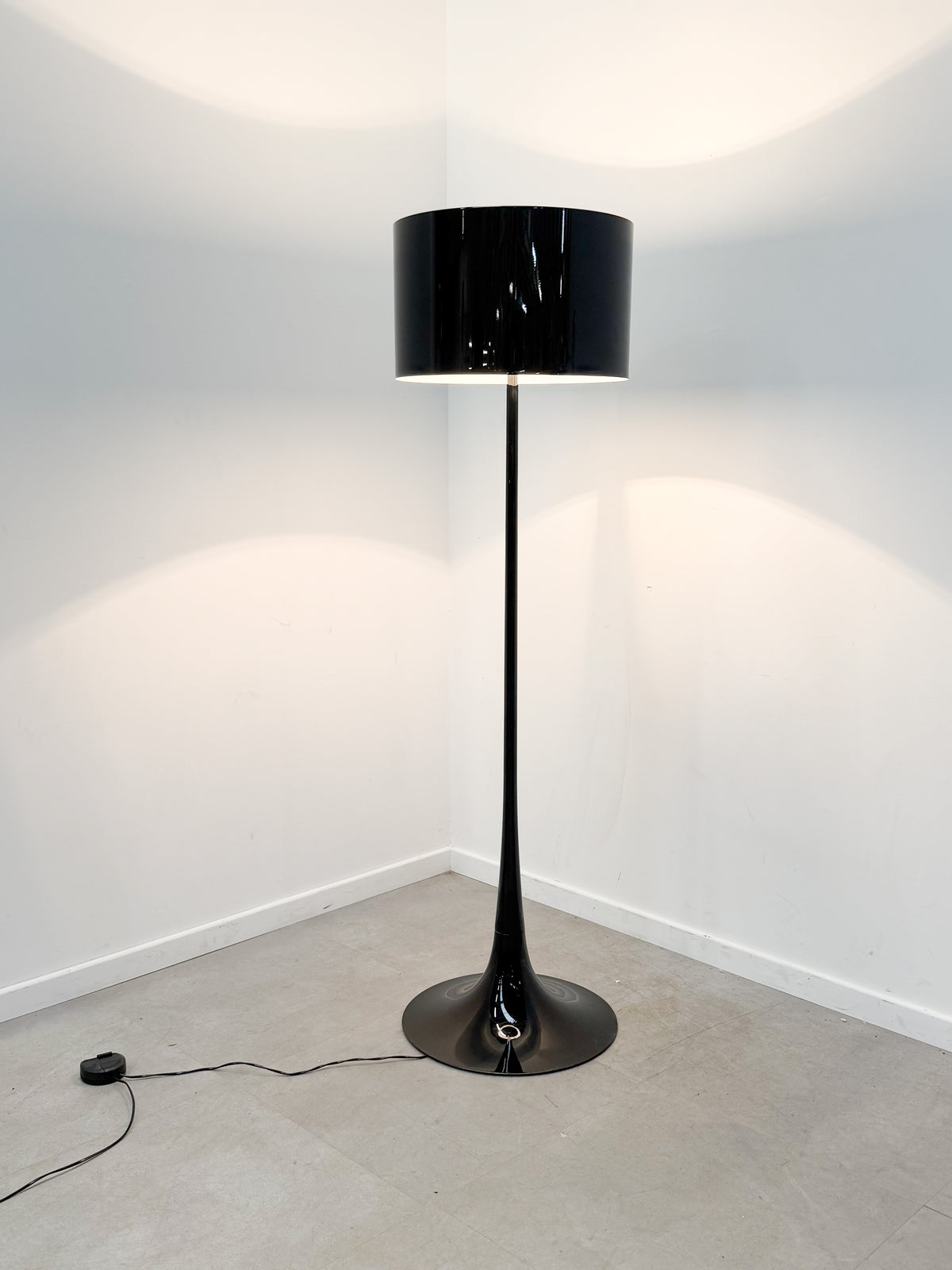 Flos Spun Light F Floor Lamp – Glossy Black